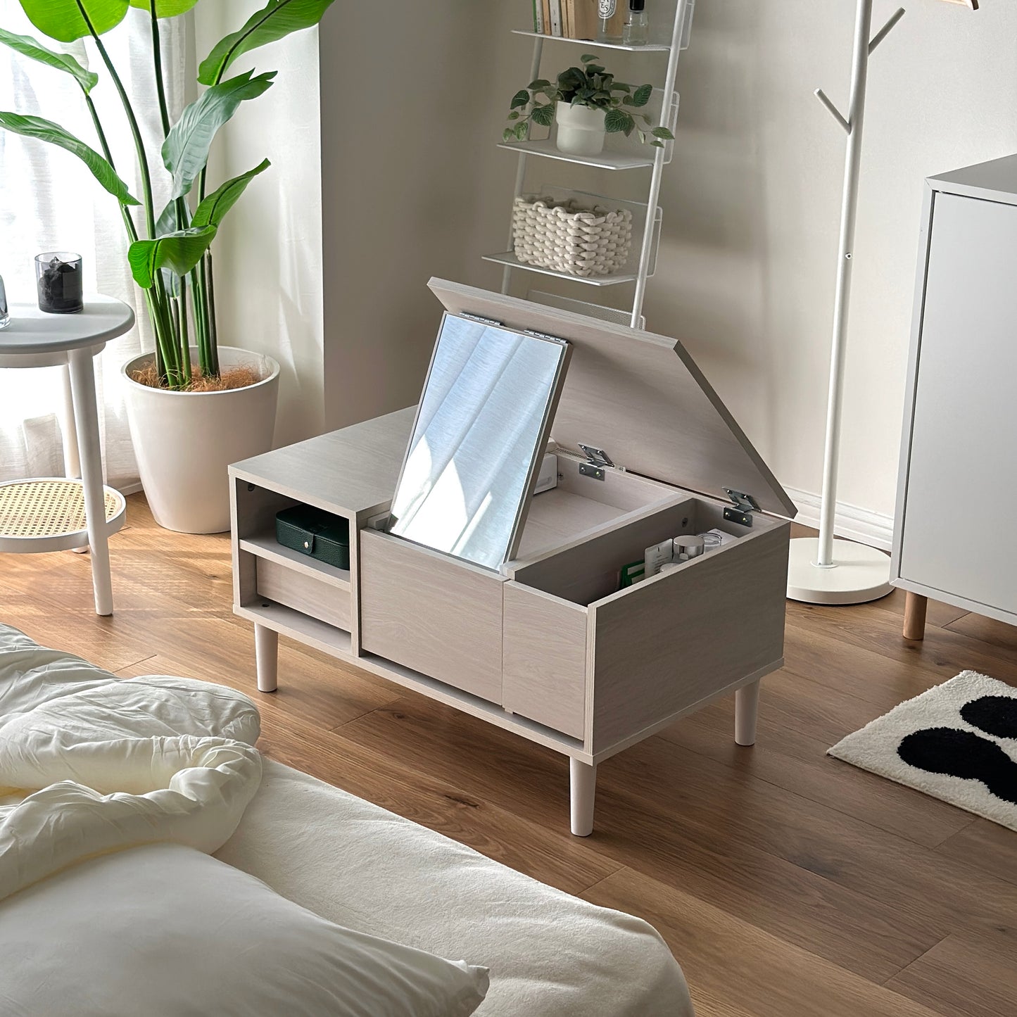 ドレッサーとローテーブルが一体化になったローテーブルがコンパクトなお部屋に置かれている様子