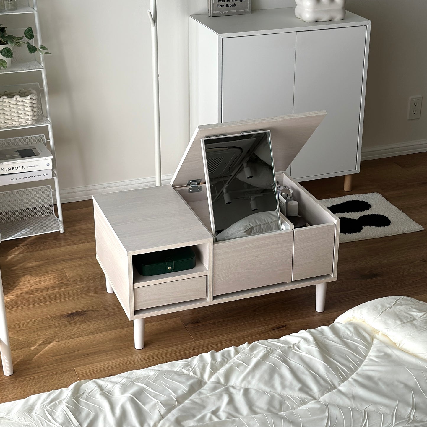 ドレッサーとローテーブルが一体化になったローテーブルがコンパクトなお部屋に置かれている様子