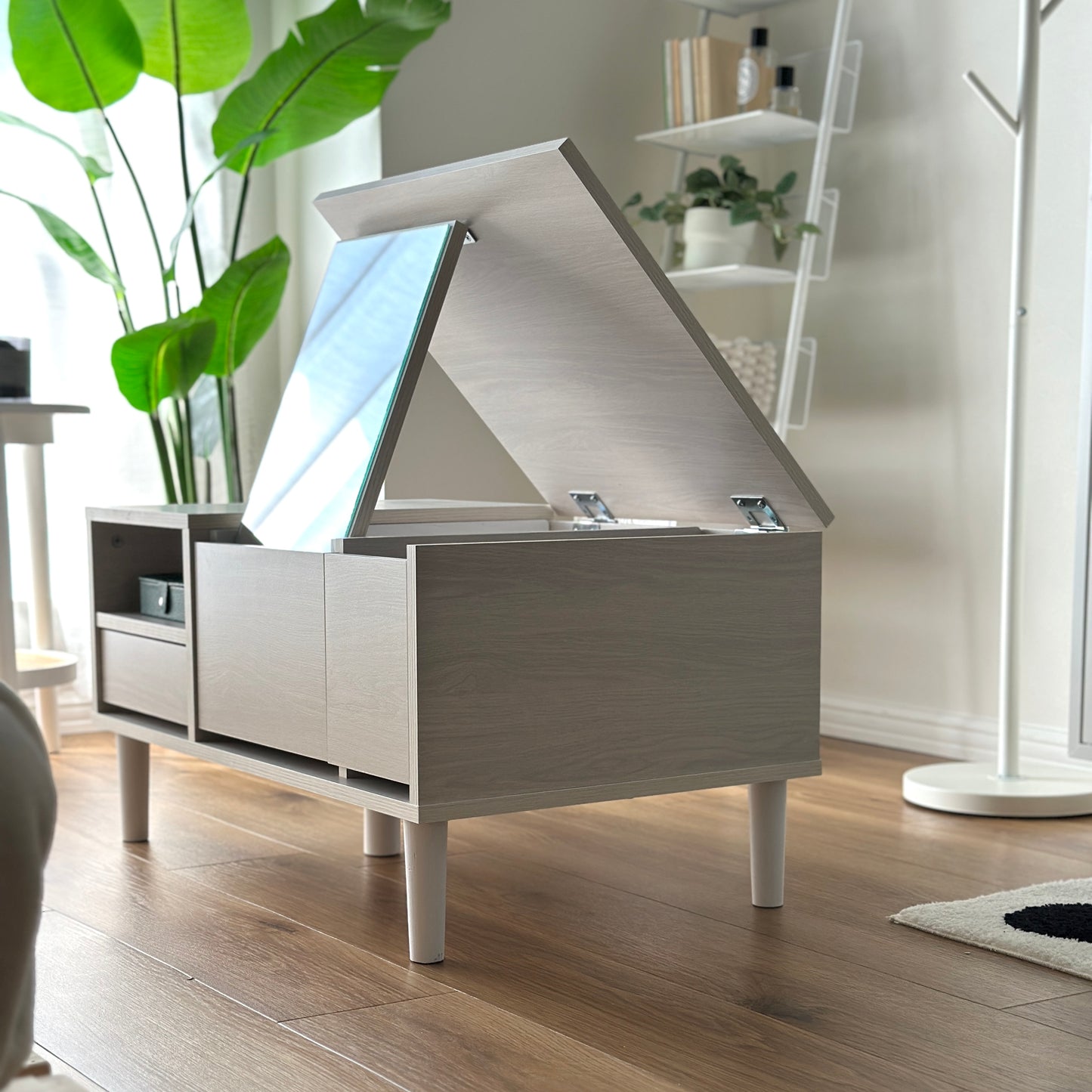 ドレッサーとローテーブルが一体化になったローテーブルがコンパクトなお部屋に置かれている様子