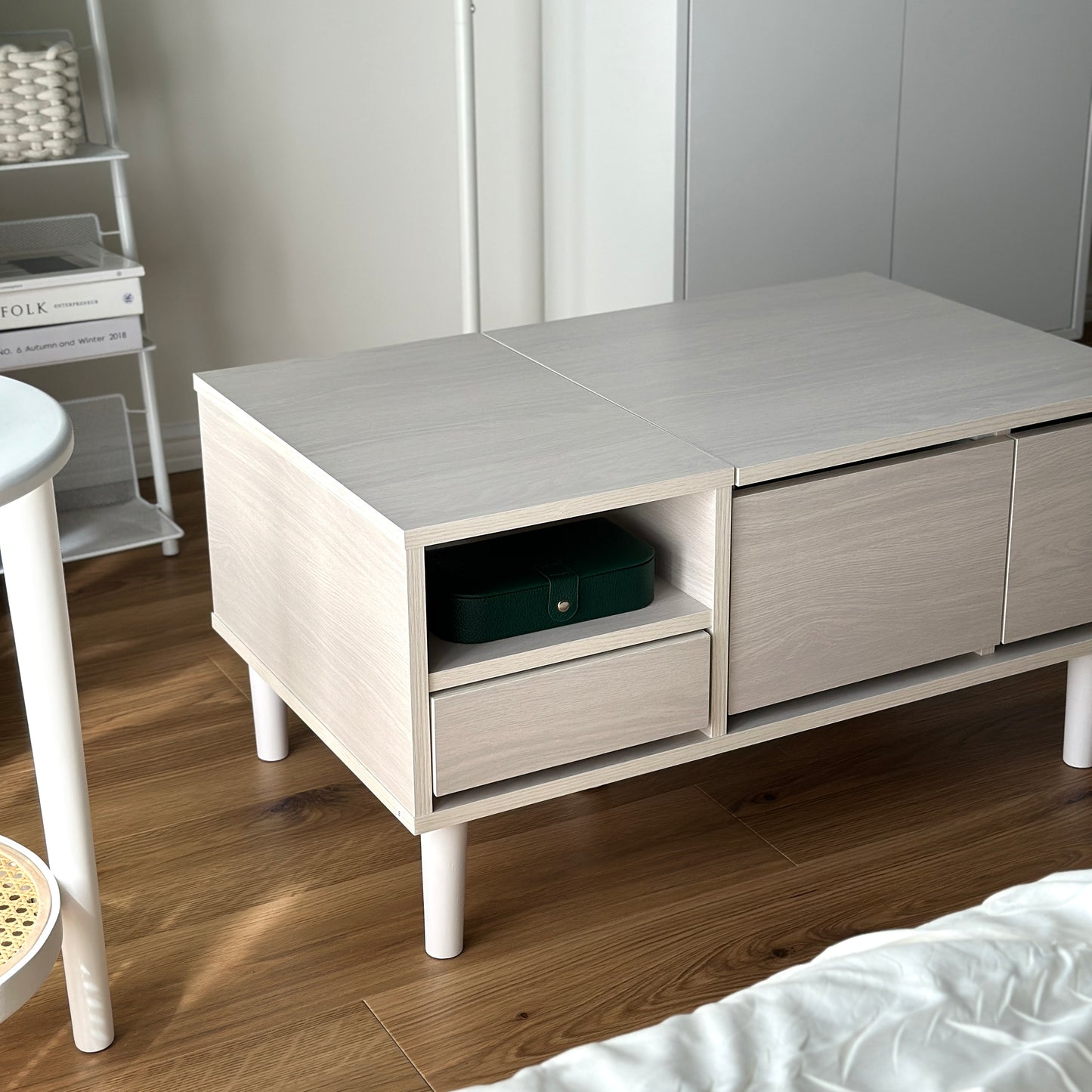 ドレッサーとローテーブルが一体化になったローテーブルがコンパクトなお部屋に置かれている様子