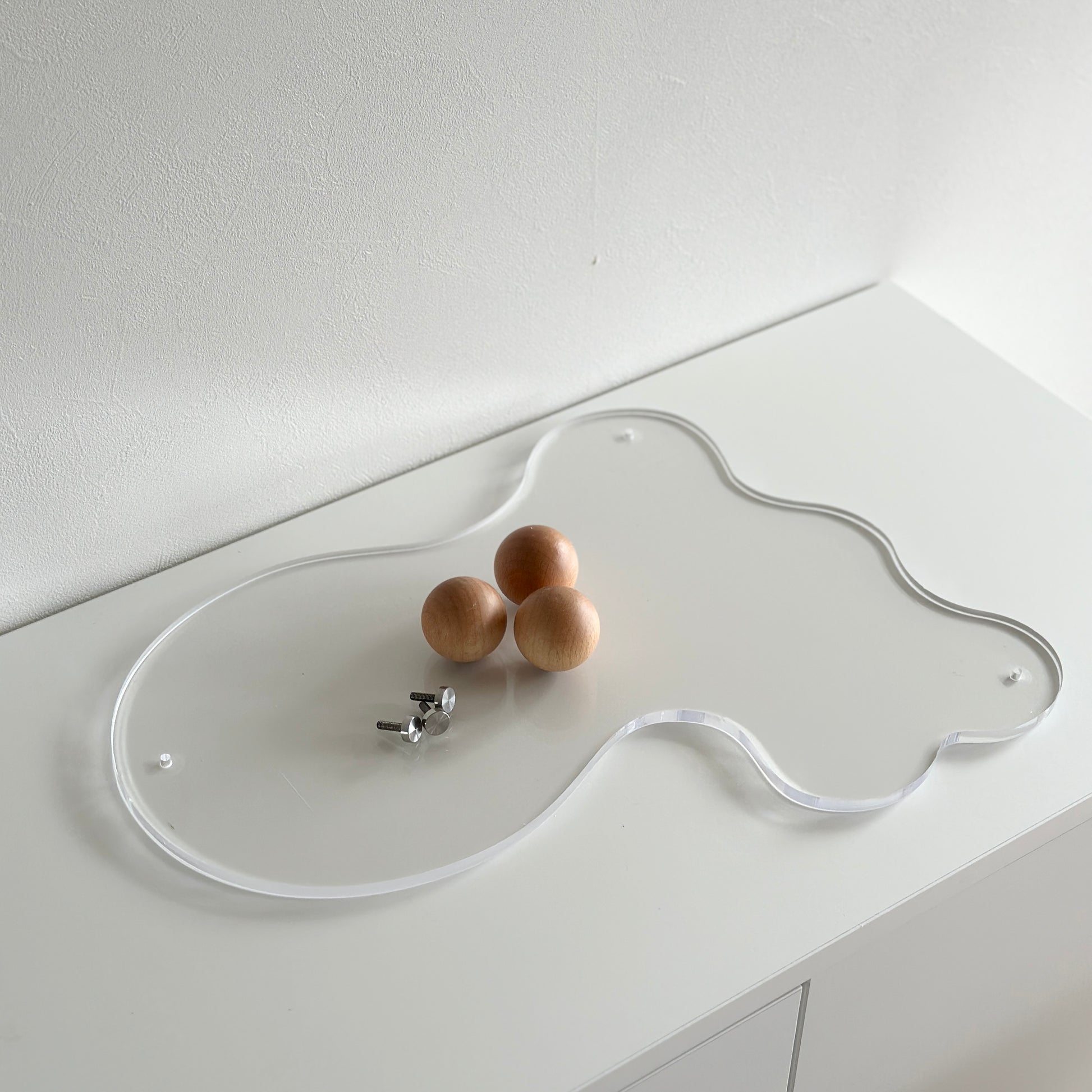 ウッドボールの脚がついたアクリルトレイを組み立てる前の様子