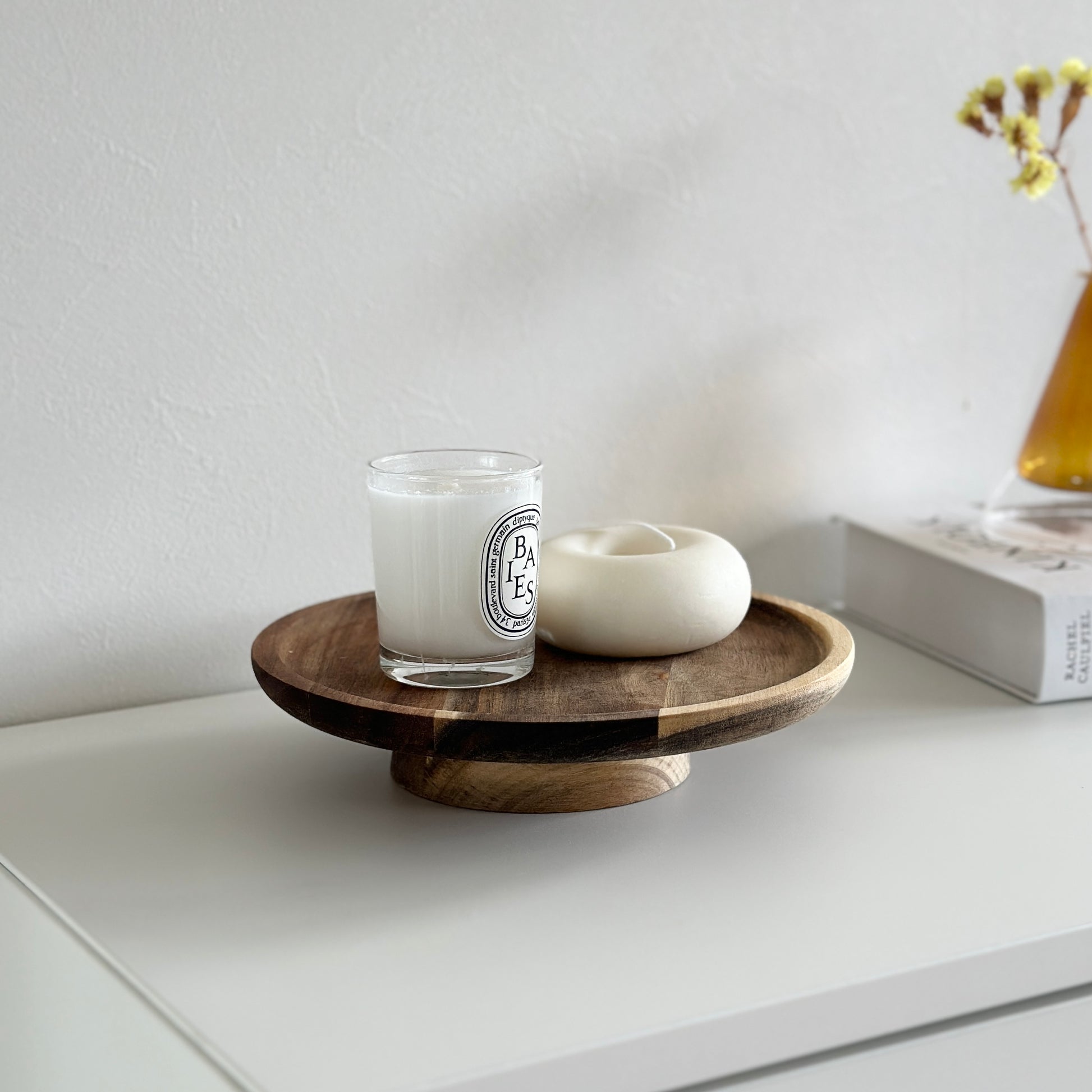 ウッド素材のコンポートにキャンドルを乗せている様子
