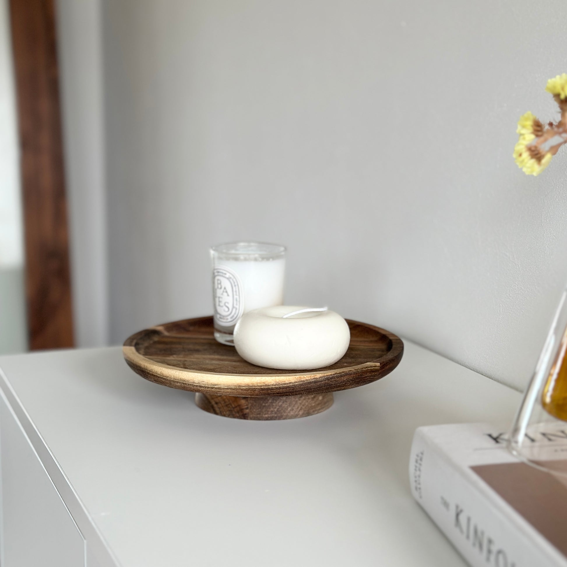 ウッド素材のコンポートにキャンドルを乗せている様子