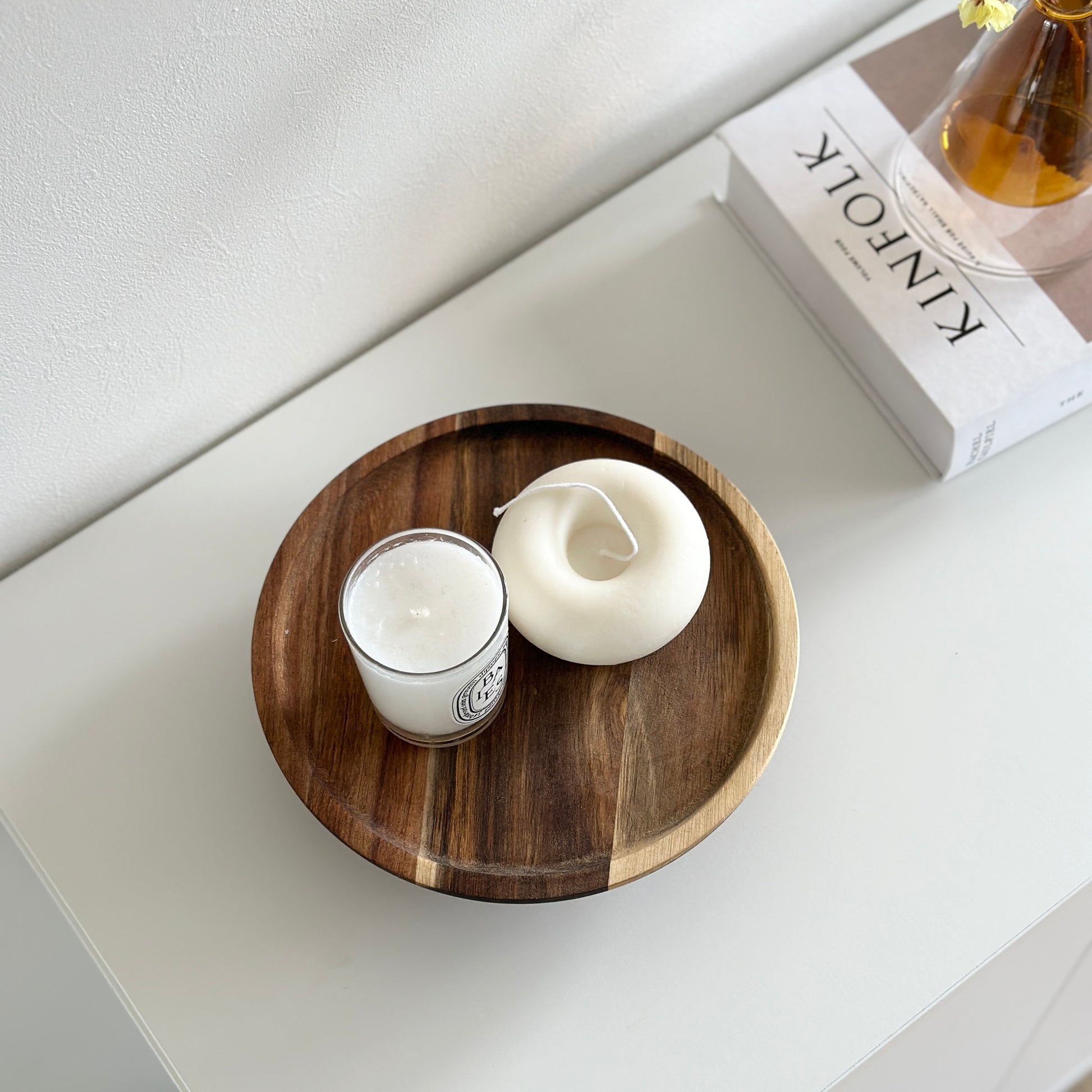 ウッド素材のコンポートにキャンドルを乗せている様子