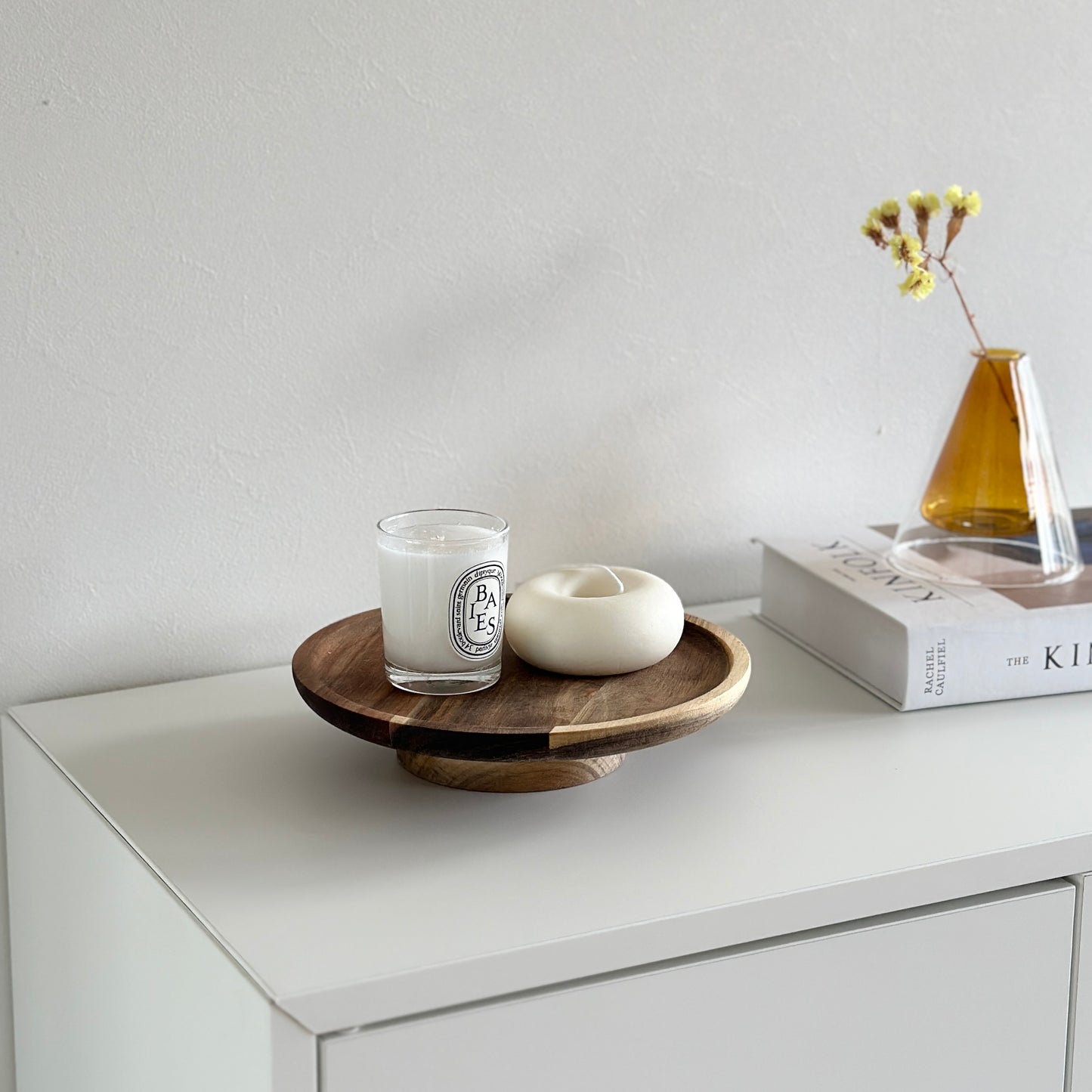 ウッド素材のコンポートにキャンドルを乗せている様子