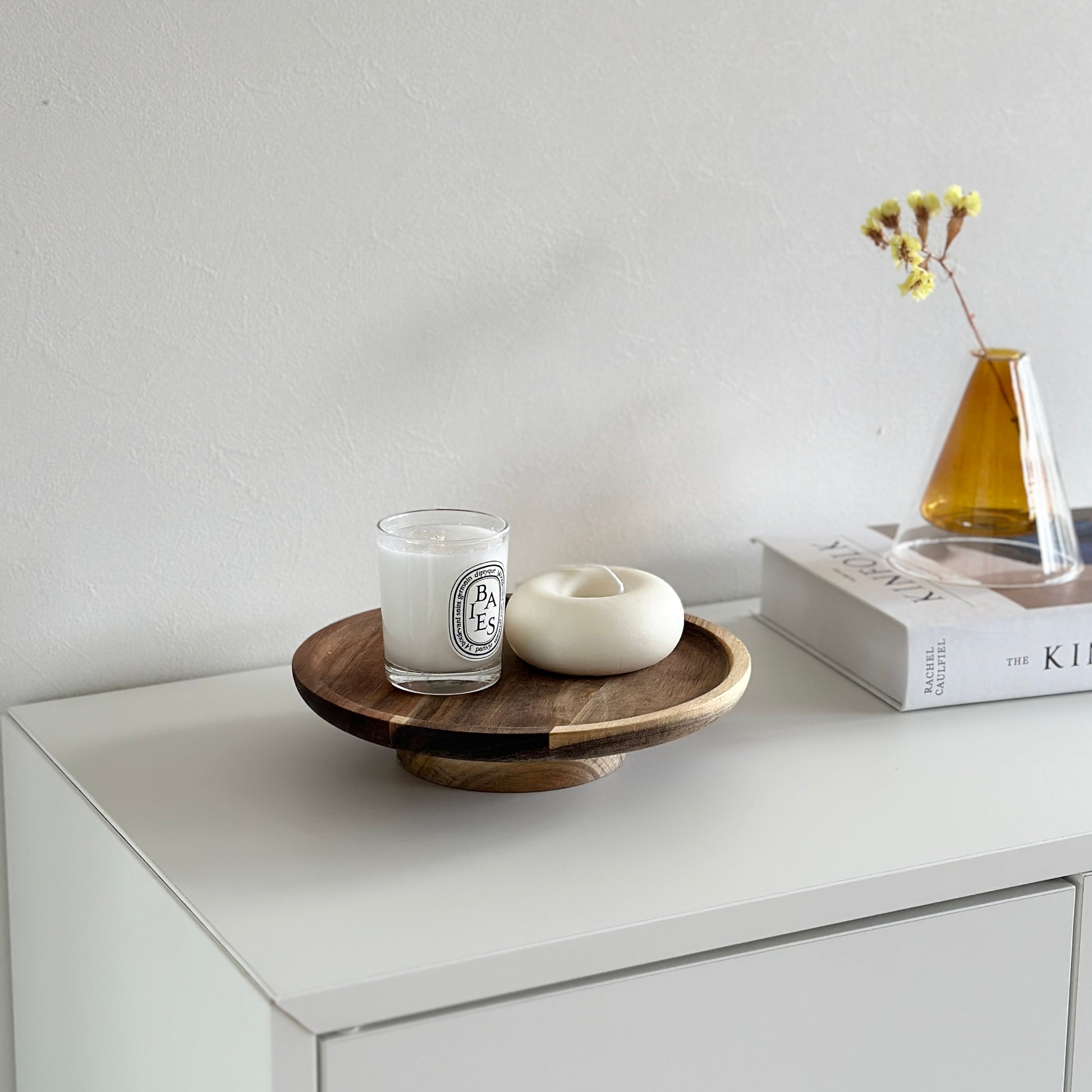 ウッド素材のコンポートにキャンドルを乗せている様子