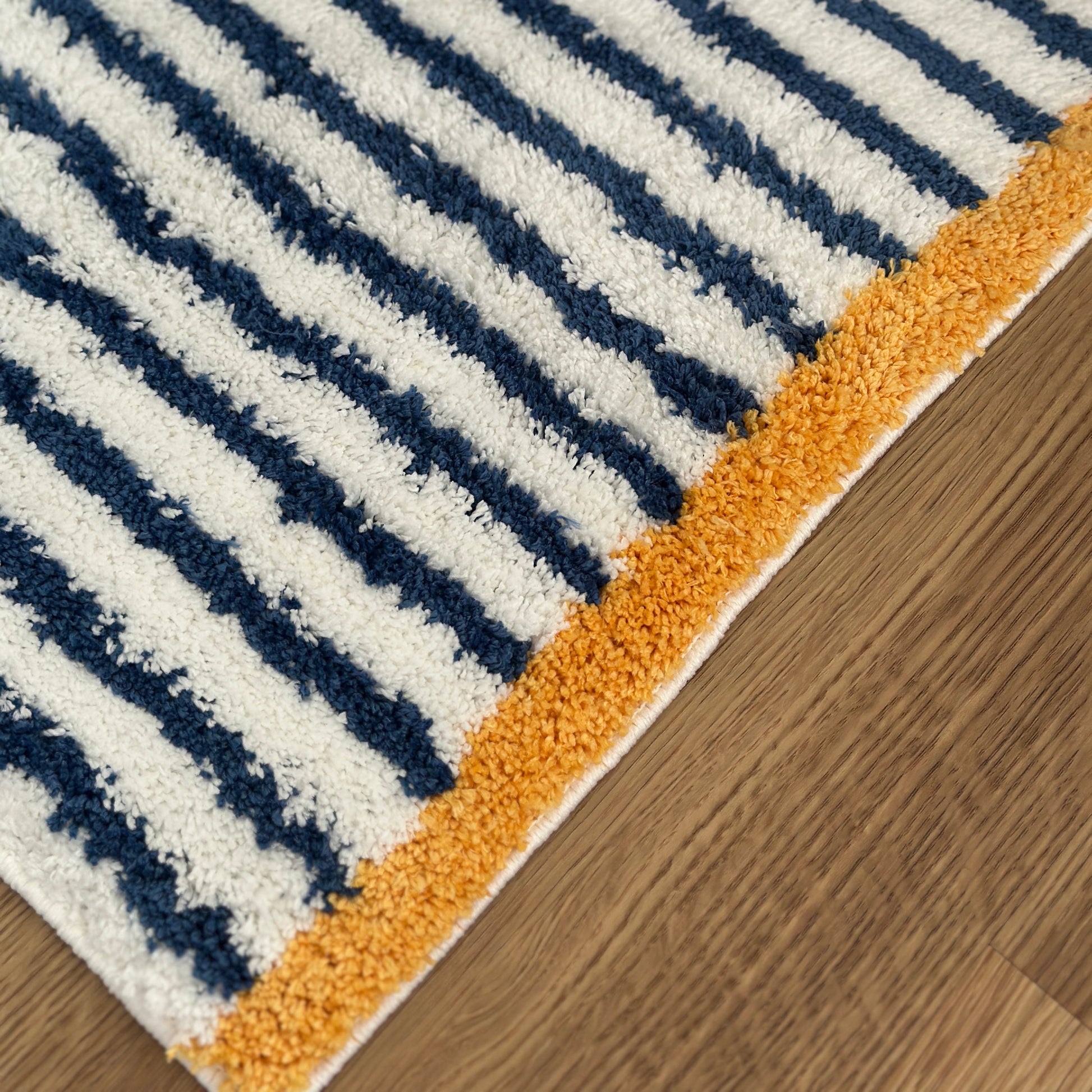 ブルーのボーダーとイエローの縁取りのミニラグ