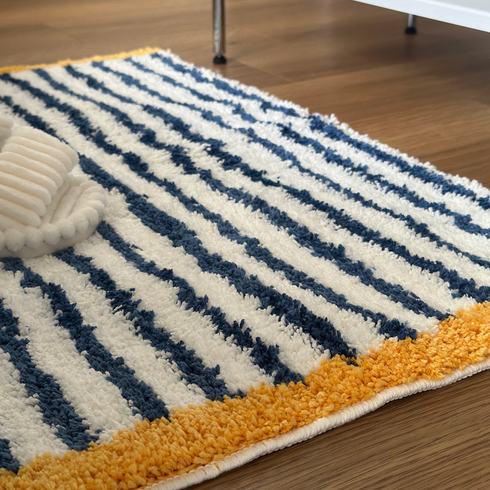 ブルーのボーダーとイエローの縁取りのミニラグ