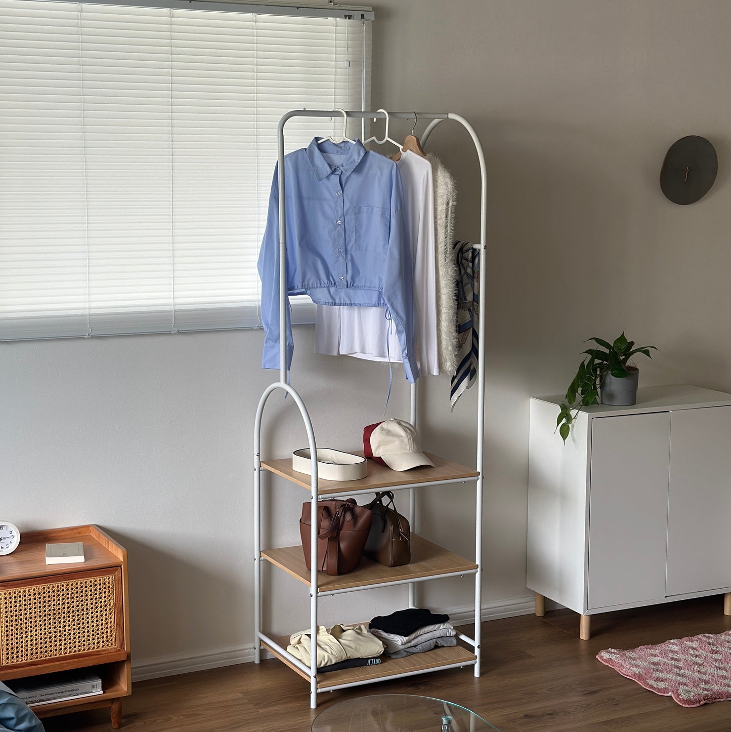 3段棚のハンガーラックを部屋に置いている様子