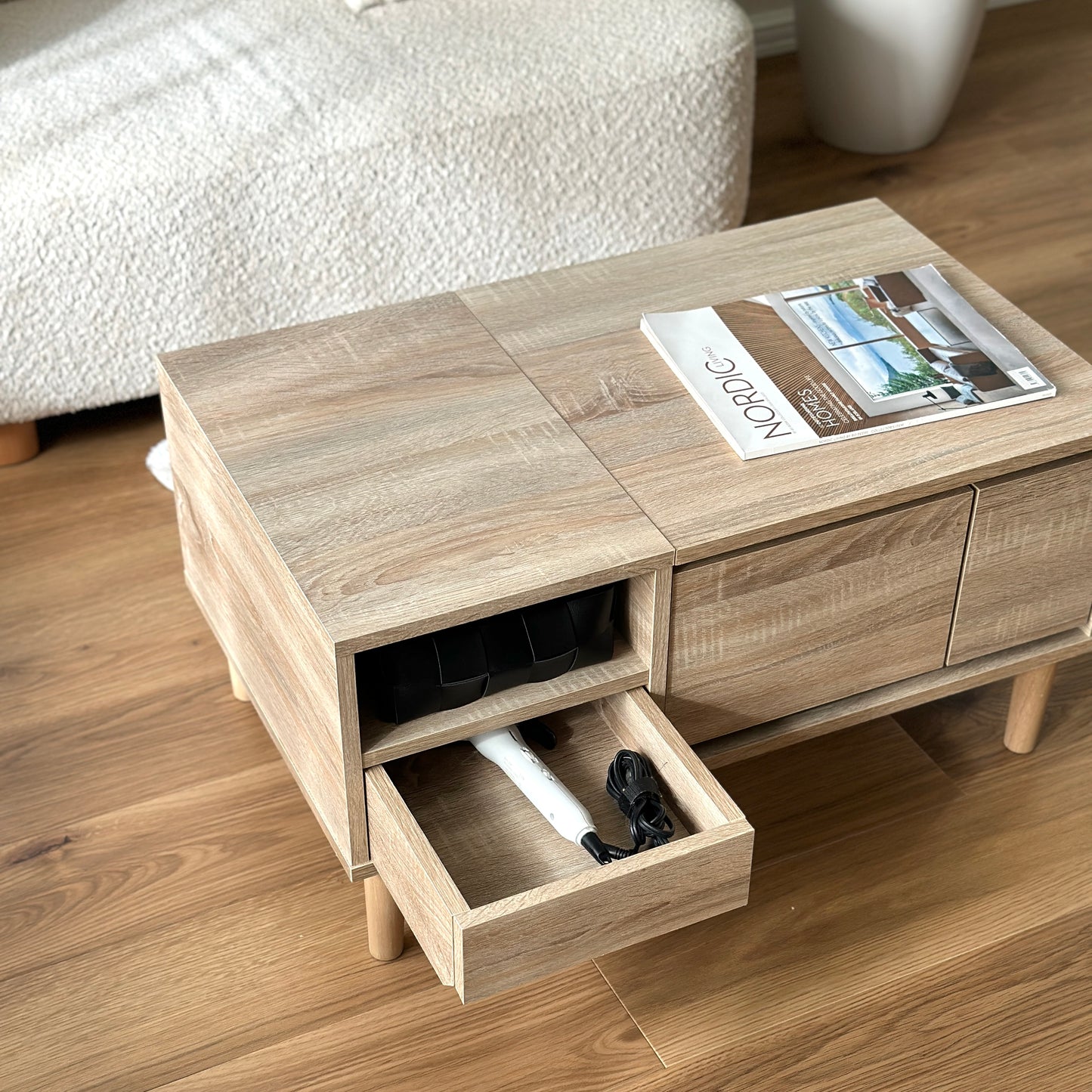 ドレッサーとローテーブルが一体化になったローテーブルがコンパクトなお部屋に置かれている様子