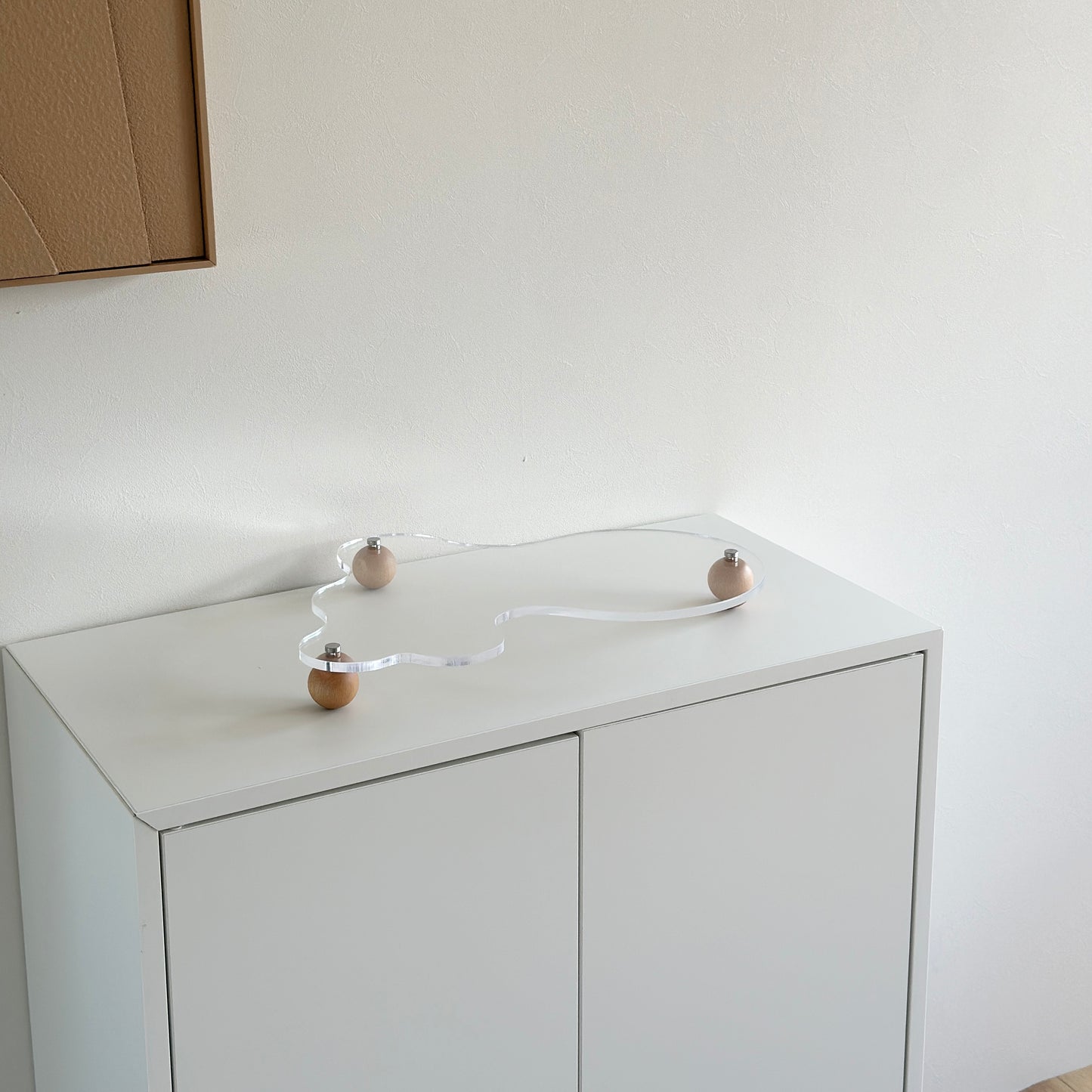 ウッドボールの脚がついたアクリルトレイ