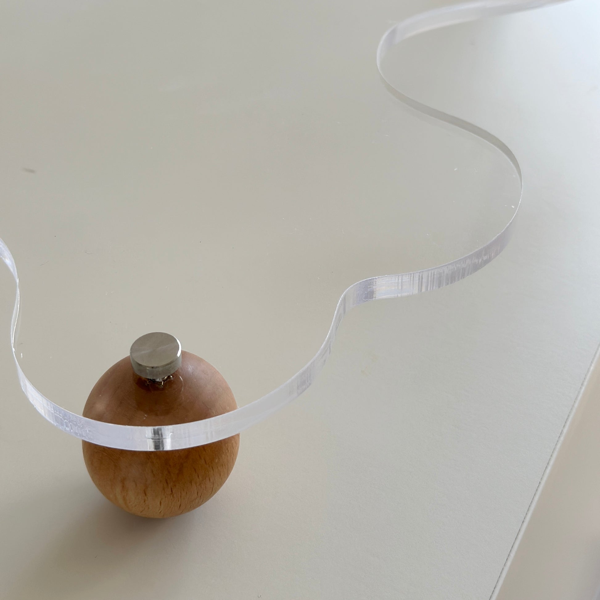 ウッドボールの脚がついたアクリルトレイ