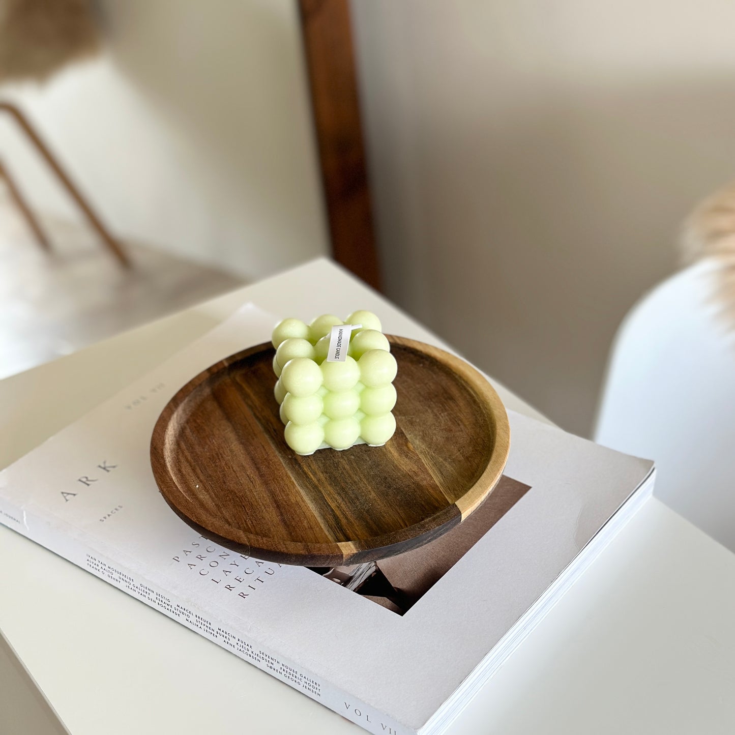 ウッド素材のコンポートにキャンドルを乗せている様子