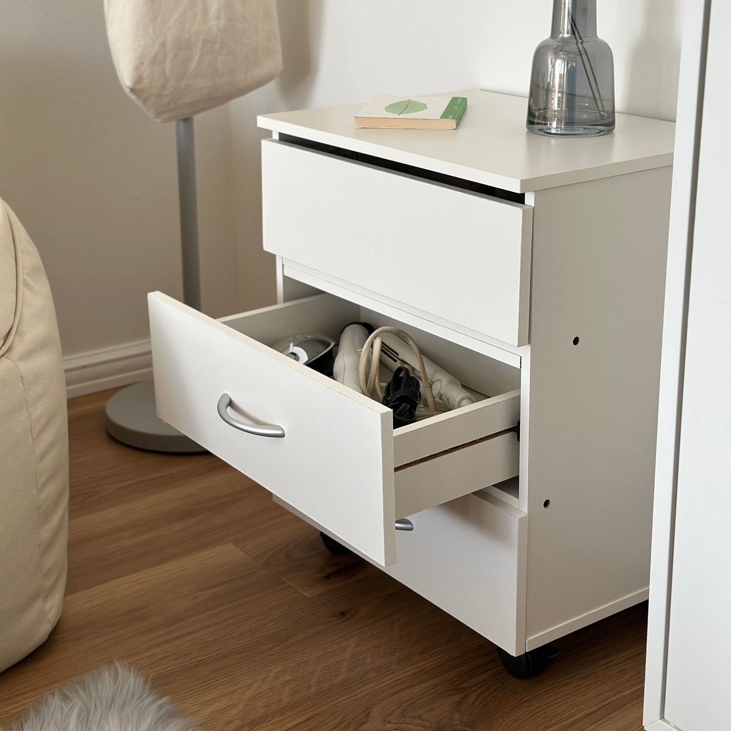 コスメワゴンにドライヤーやヘアアイロンが収納されている様子