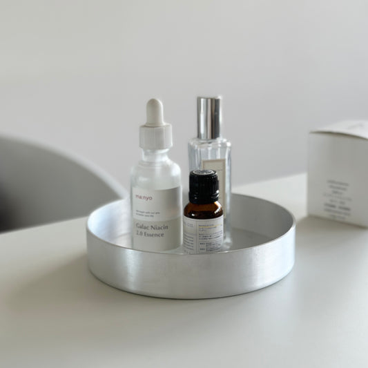 アルミ素材のマルチトレイに化粧品類を乗せている様子