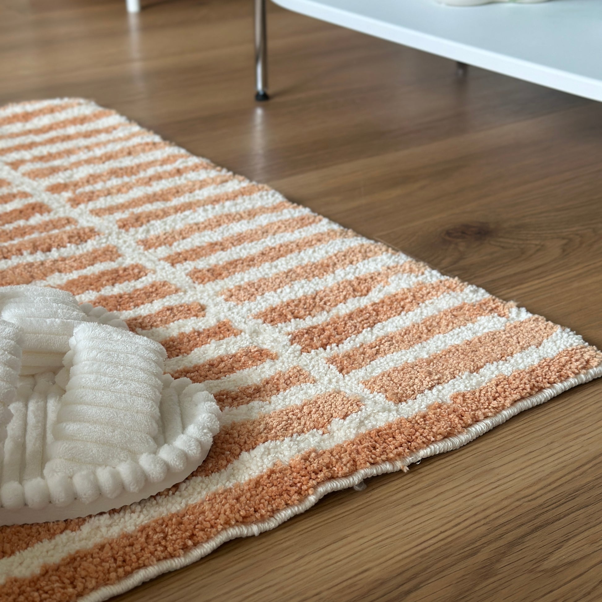 オレンジとホワイトのタイルライン柄のミニラグ