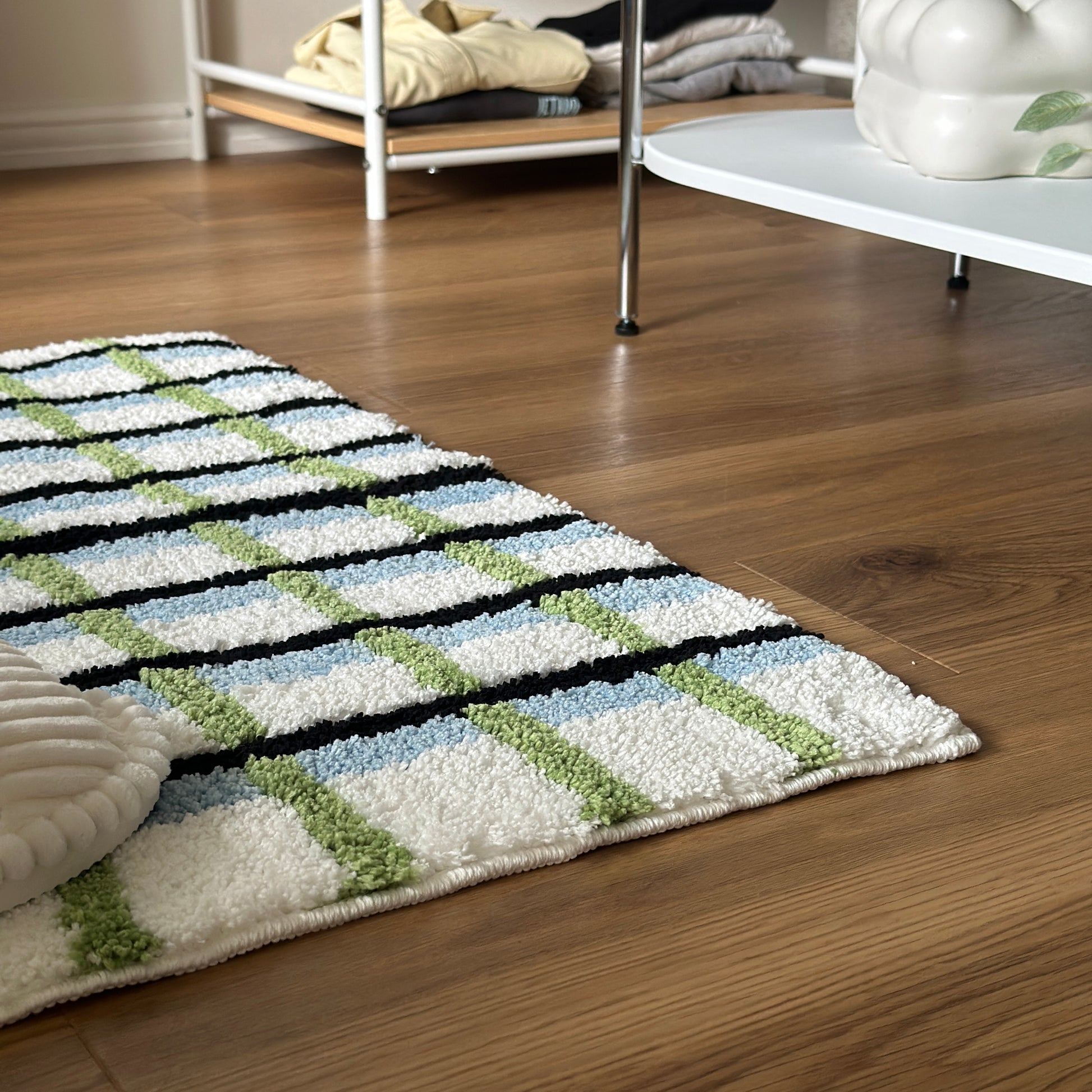 ブラックとグリーンとブルーの3色が入ったチェック柄のミニラグ