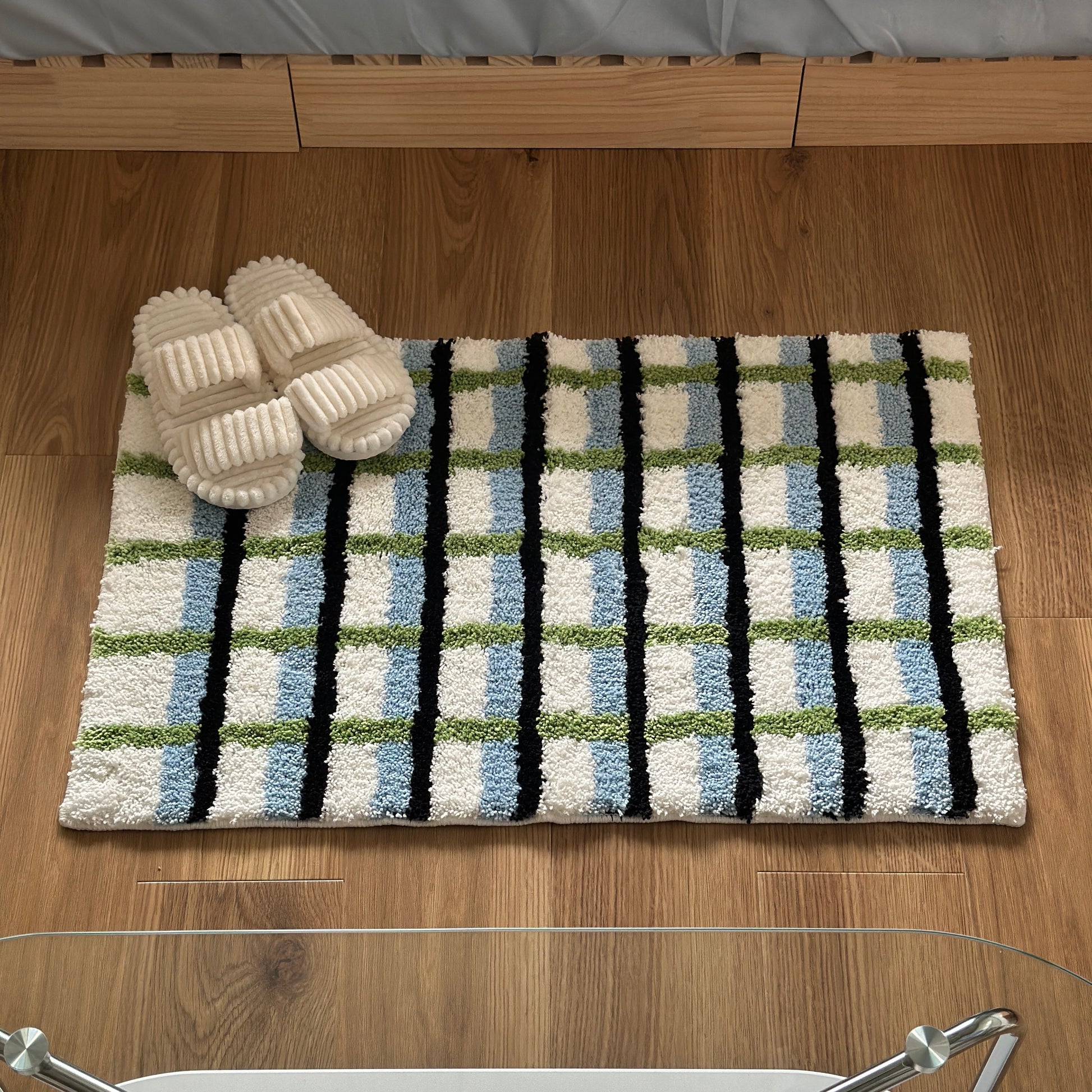 ブラックとグリーンとブルーの3色が入ったチェック柄のミニラグ