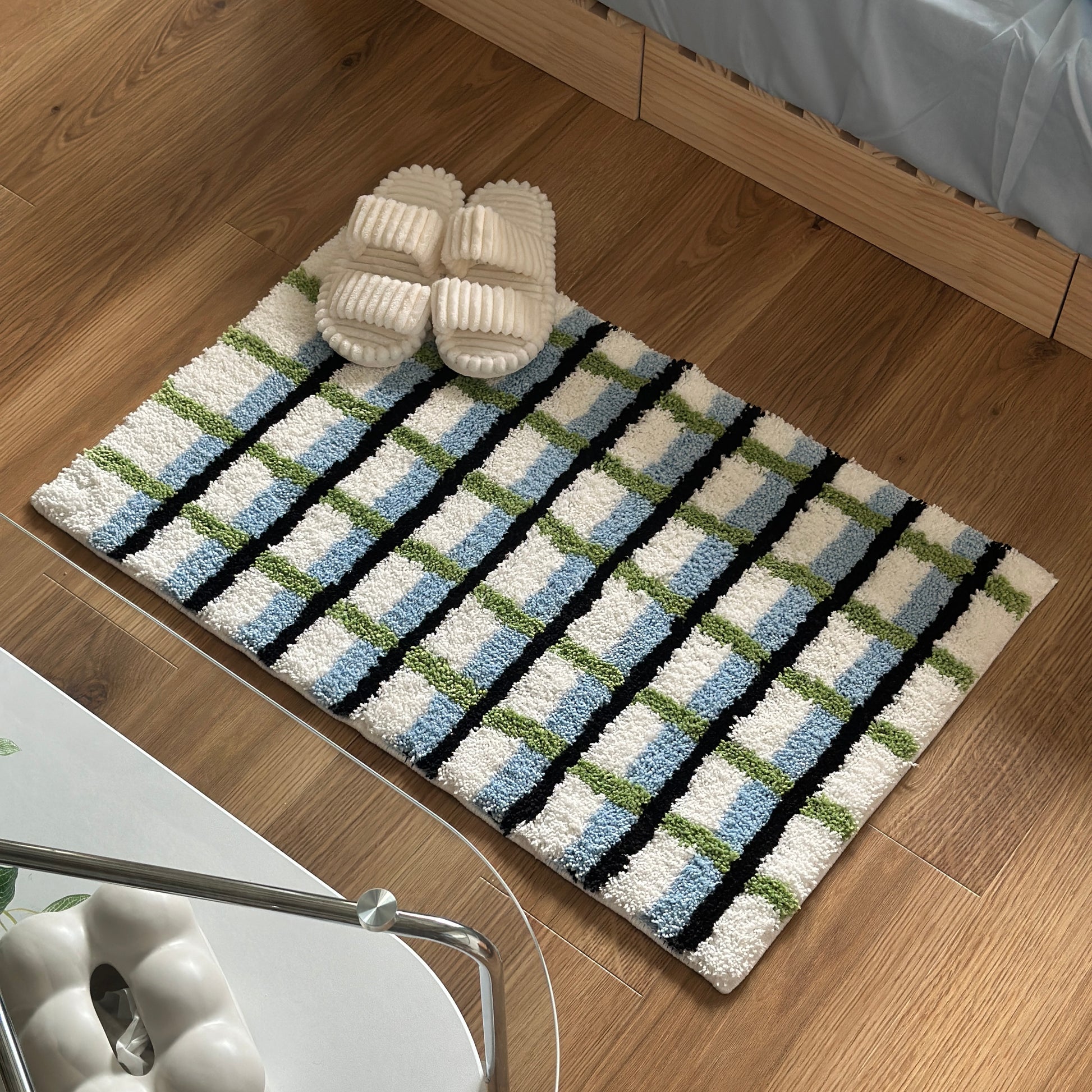 ブラックとグリーンとブルーの3色が入ったチェック柄のミニラグを部屋で使っている様子