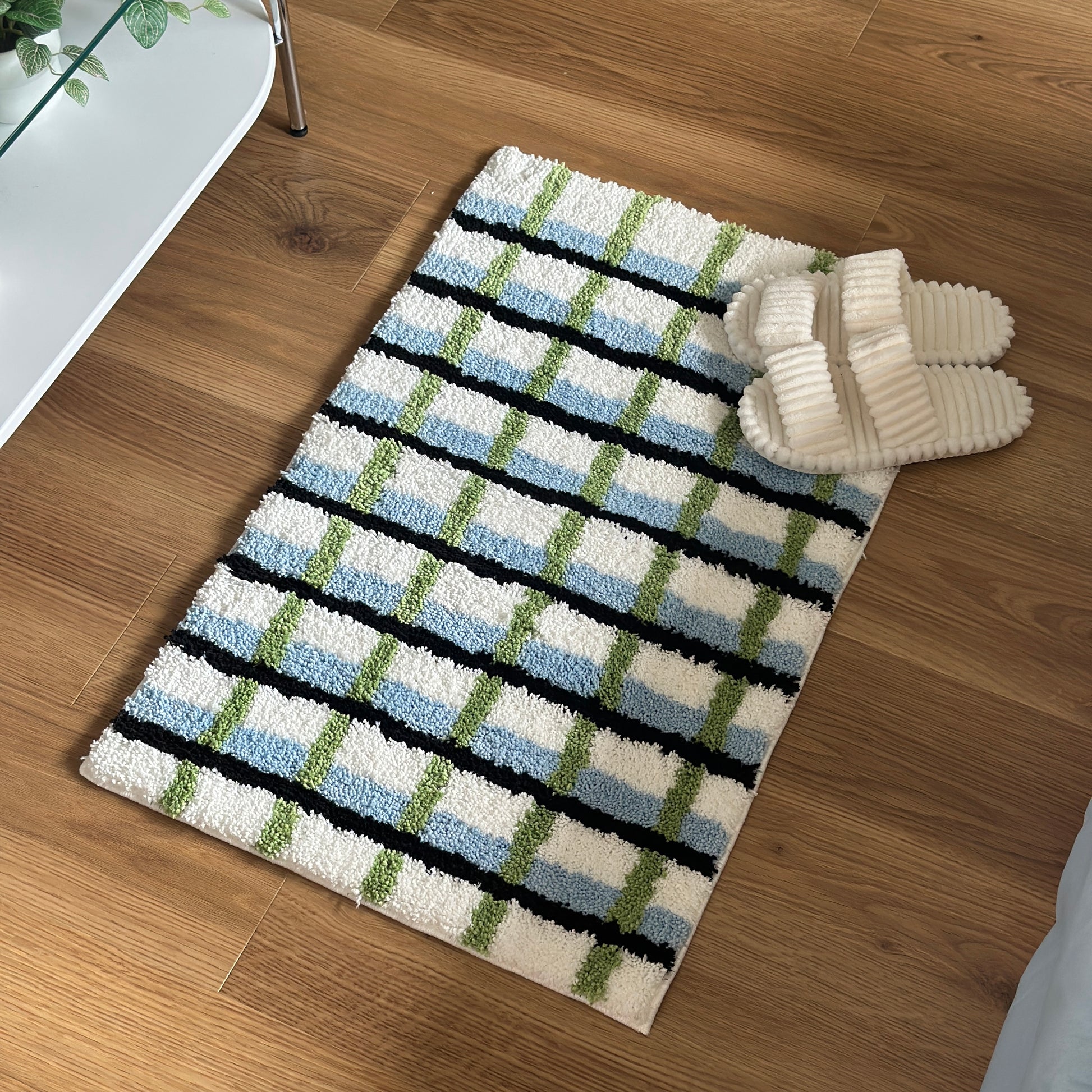 ブラックとグリーンとブルーの3色が入ったチェック柄のミニラグ