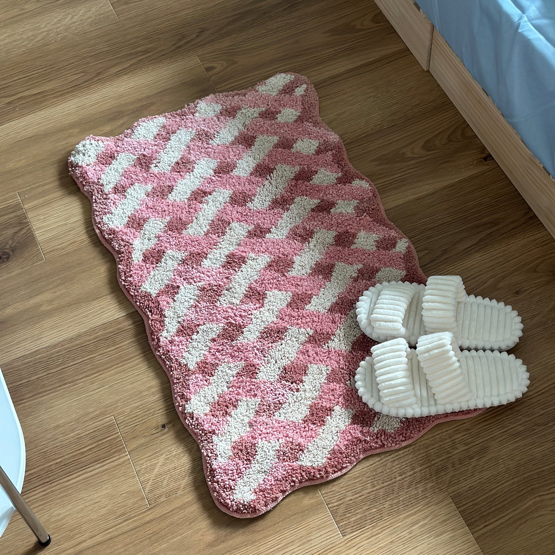 ピンクのウェーブクロス柄のミニラグ