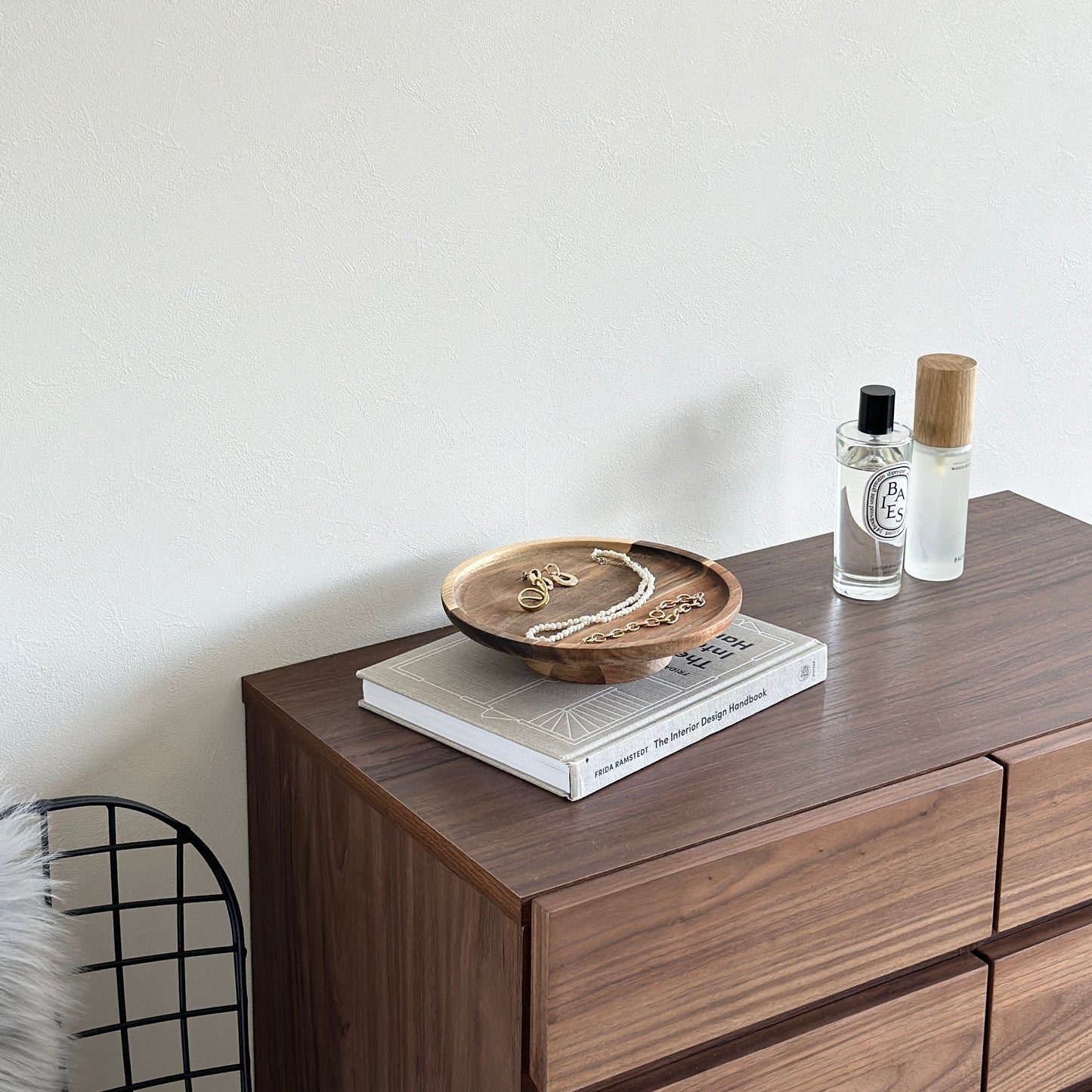 ウッド素材のコンポートにアクセサリーを乗せている様子