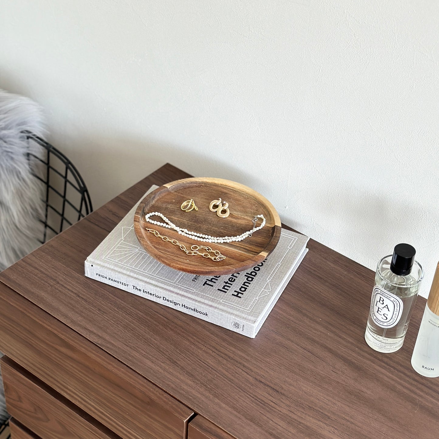 ウッド素材のコンポートにアクセサリーを乗せている様子