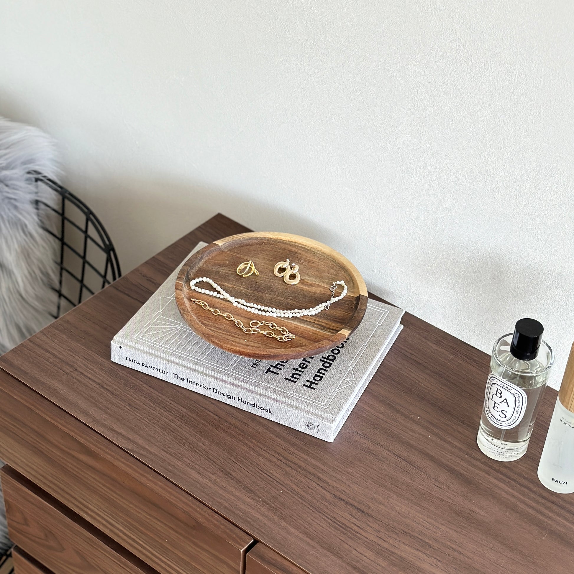 ウッド素材のコンポートにアクセサリーを乗せている様子