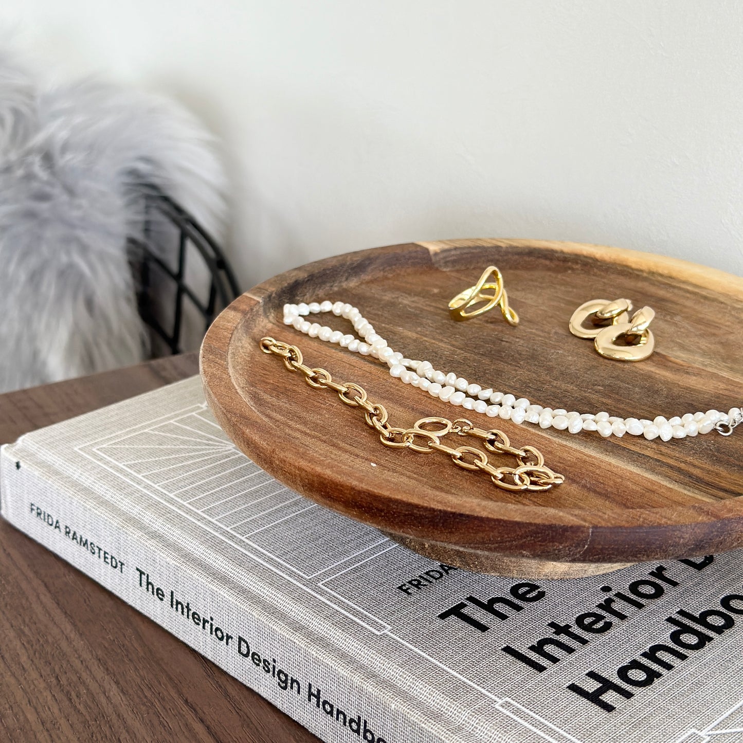 ウッド素材のコンポートにアクセサリーを乗せている様子