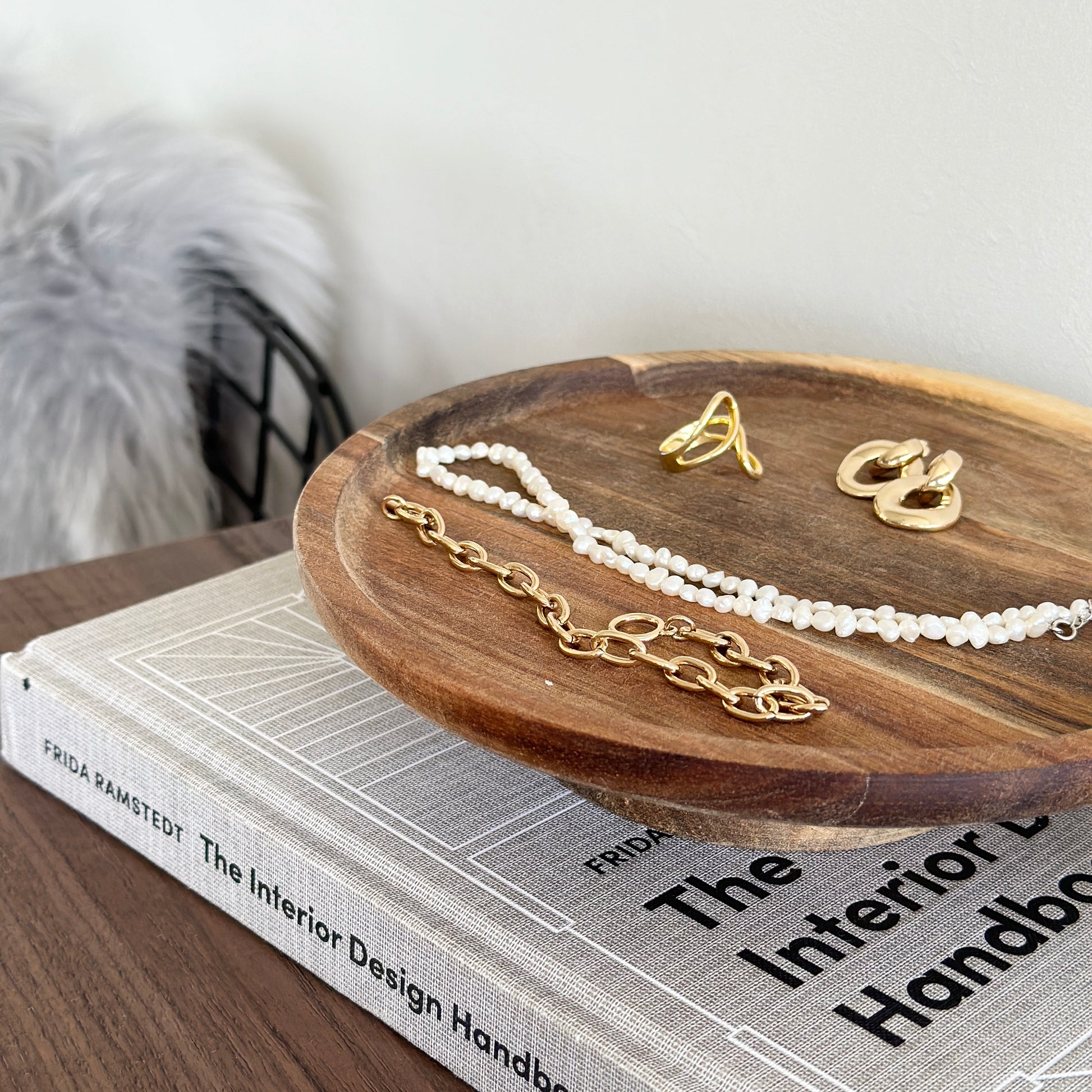 ウッド素材のコンポートにアクセサリーを乗せている様子