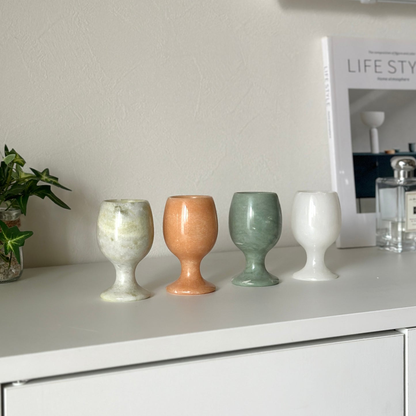 天然石のミニサイズのカップが4色並んでいる様子