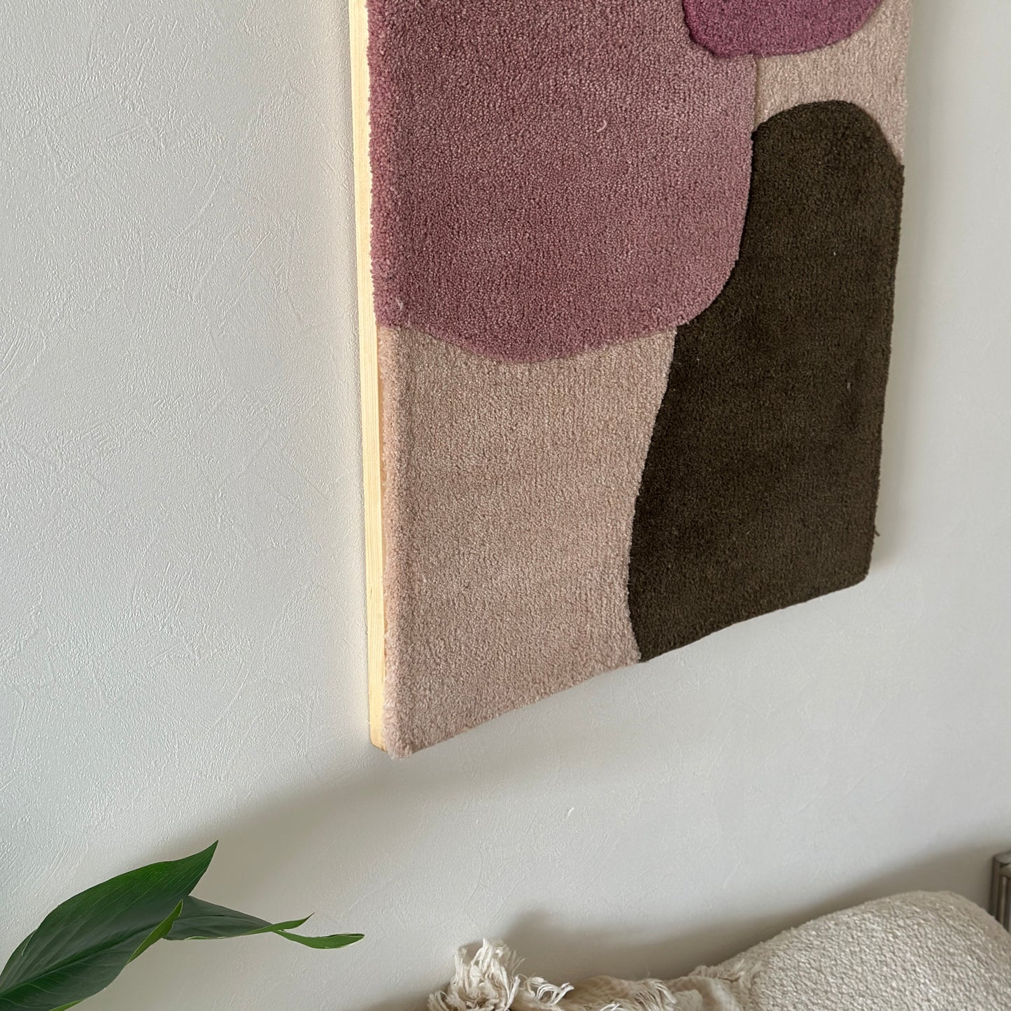 ウール素材と木製フレームを組み合わせたタフティングアート