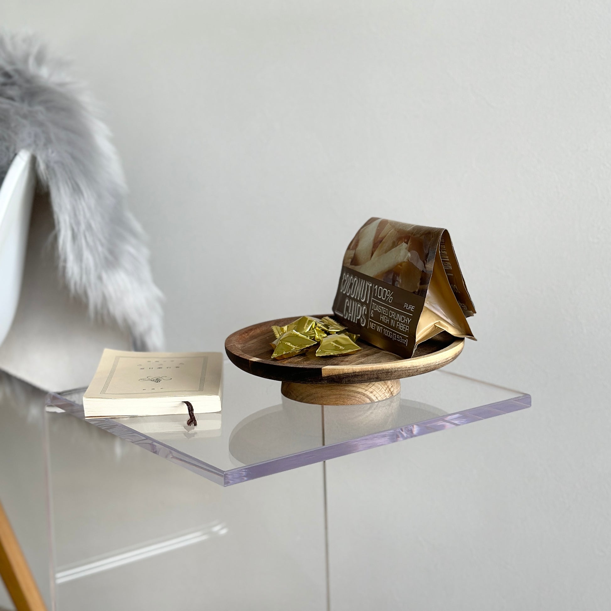 ウッド素材のコンポートにお菓子類を乗せている様子