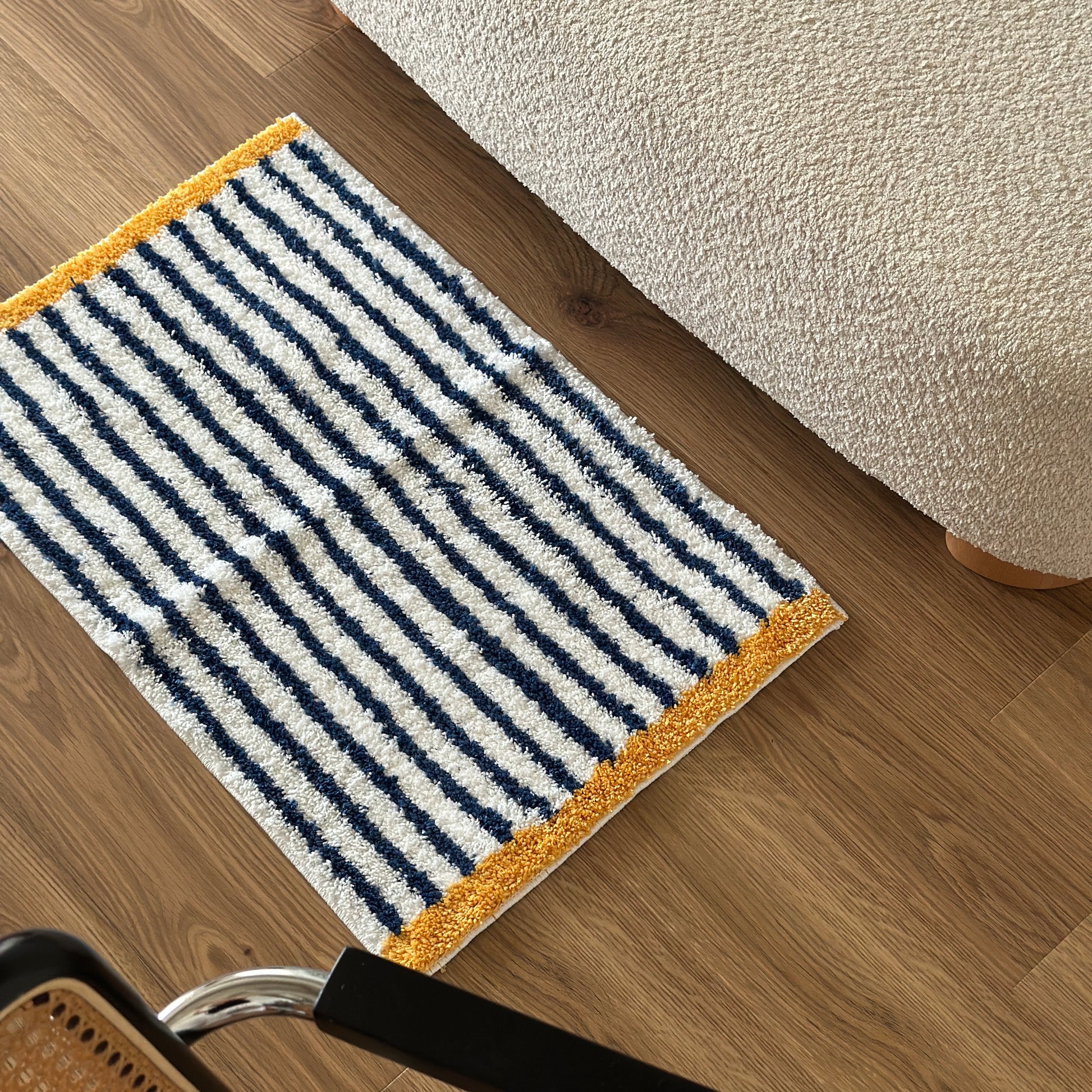 ブルーのボーダーとイエローの縁取りのミニラグ