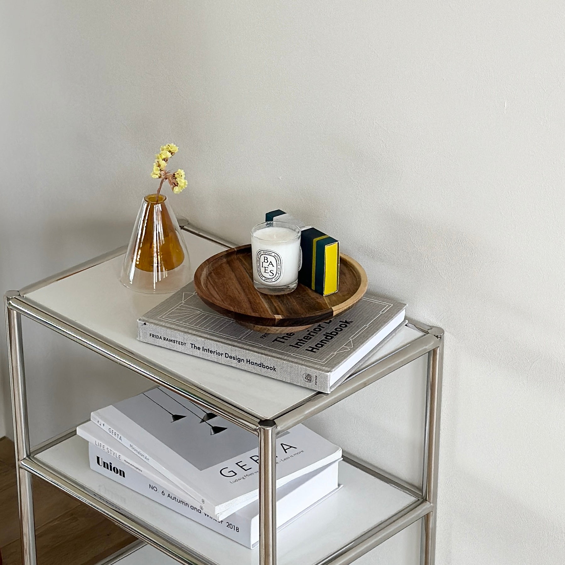 ウッド素材のコンポートにキャンドルを乗せている様子