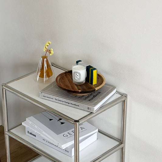 ウッド素材のコンポートにキャンドルを乗せている様子