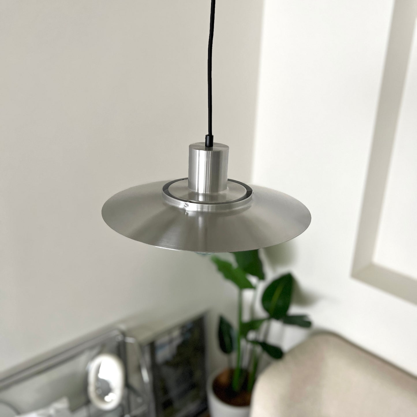 シルバーのシェードペンダントライトを上から撮った様子