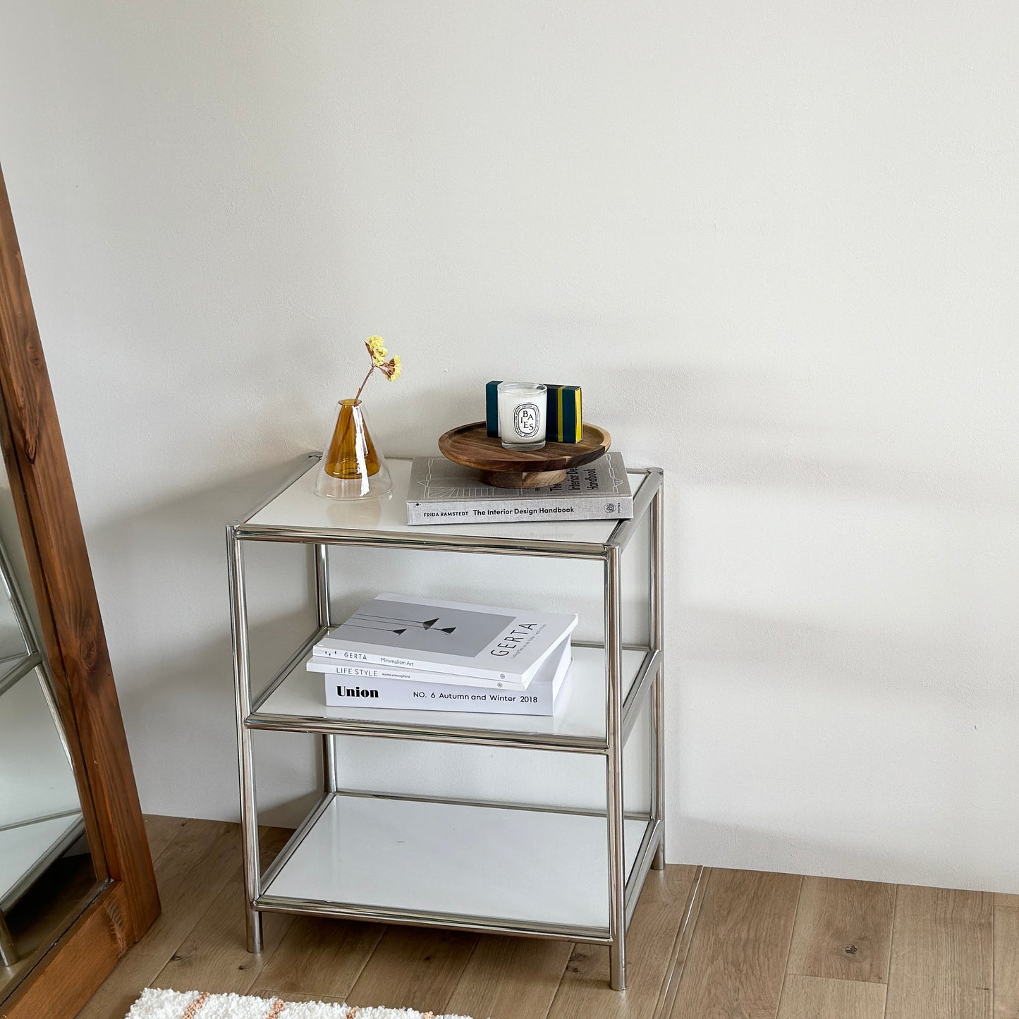 ウッド素材のコンポートにキャンドルを乗せている様子