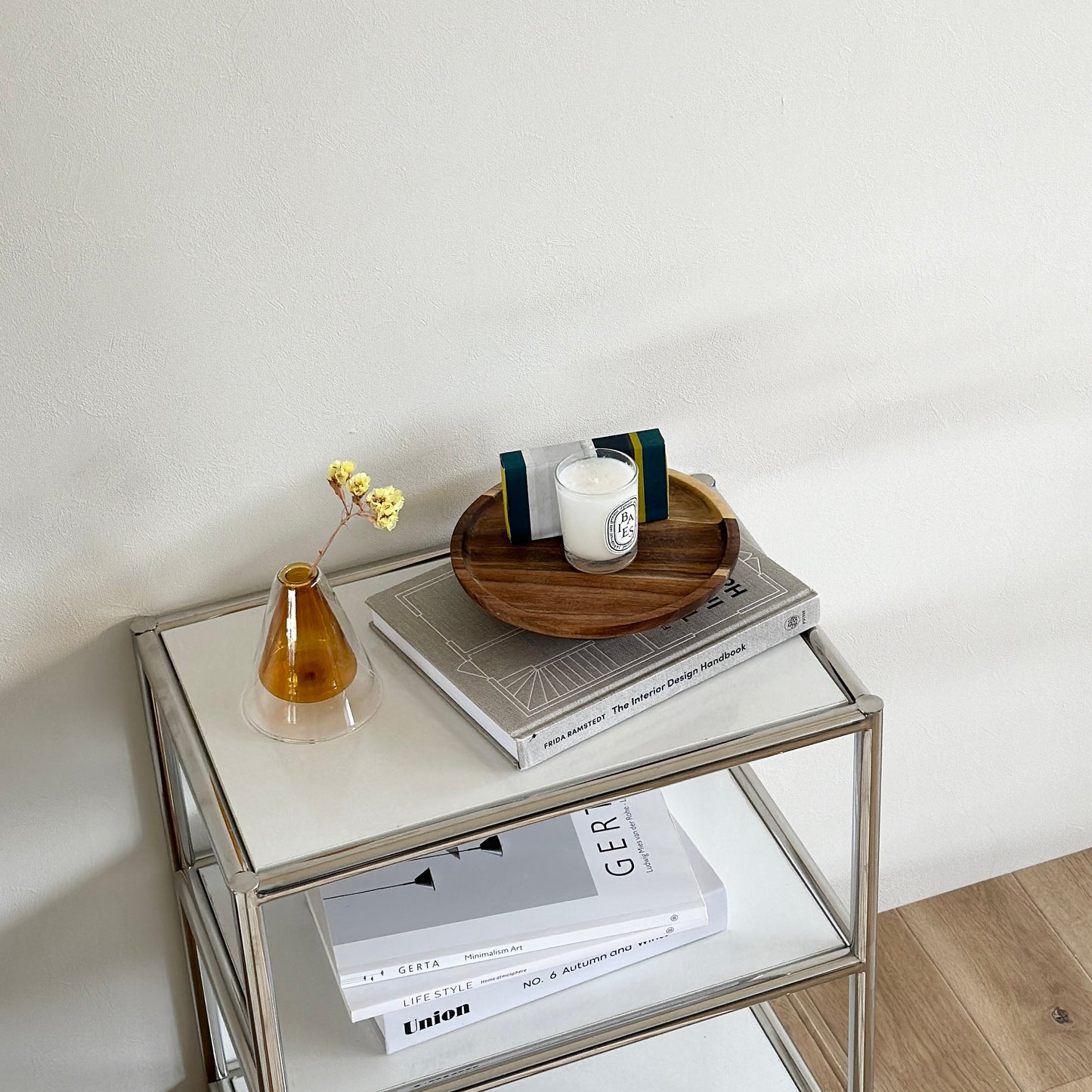 ウッド素材のコンポートにキャンドルを乗せている様子