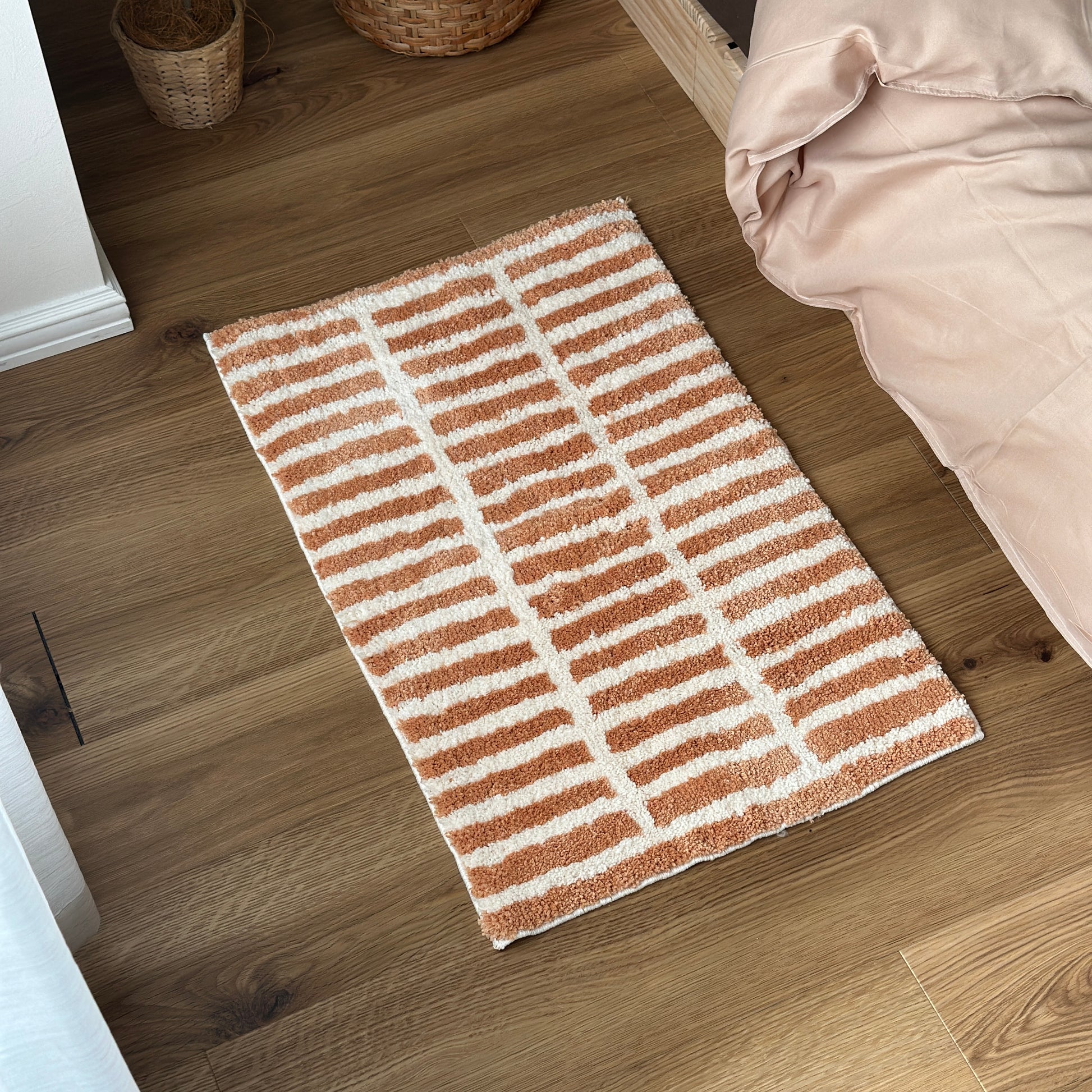 オレンジとホワイトのタイルライン柄のミニラグ