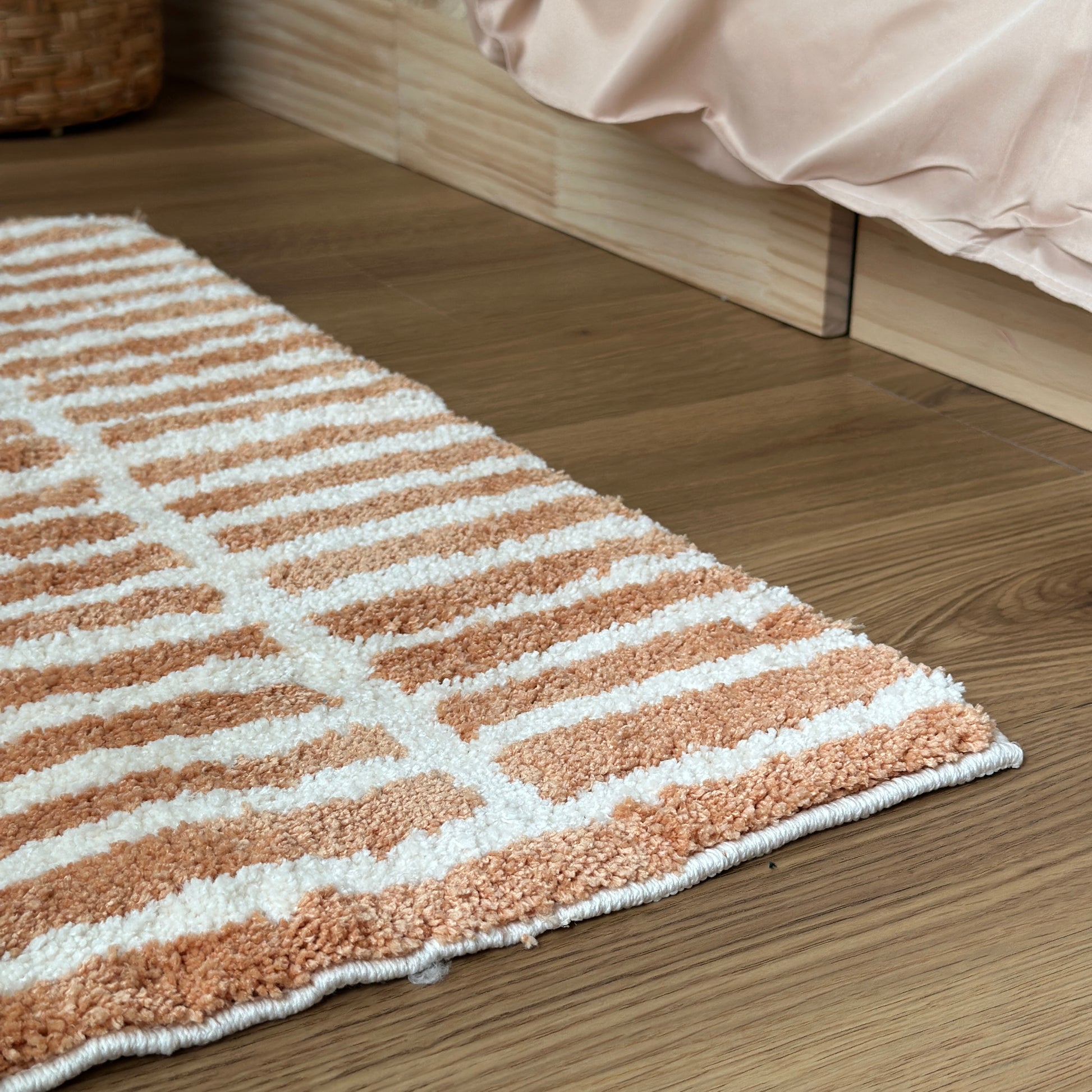 オレンジとホワイトのタイルライン柄のミニラグ