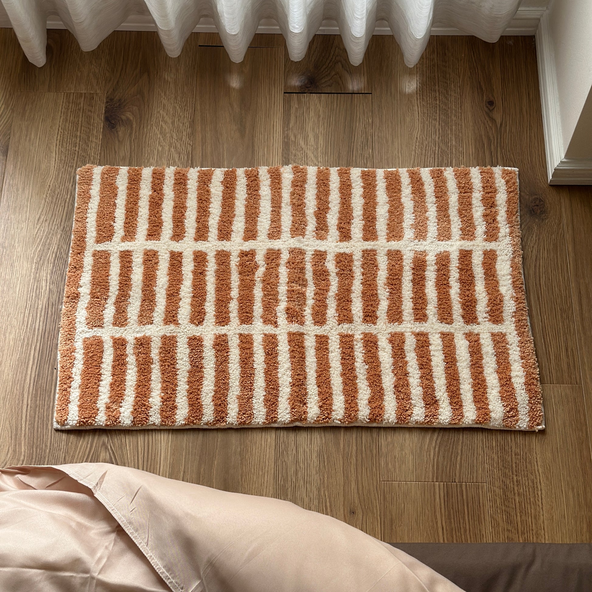 オレンジとホワイトのタイルライン柄のミニラグ