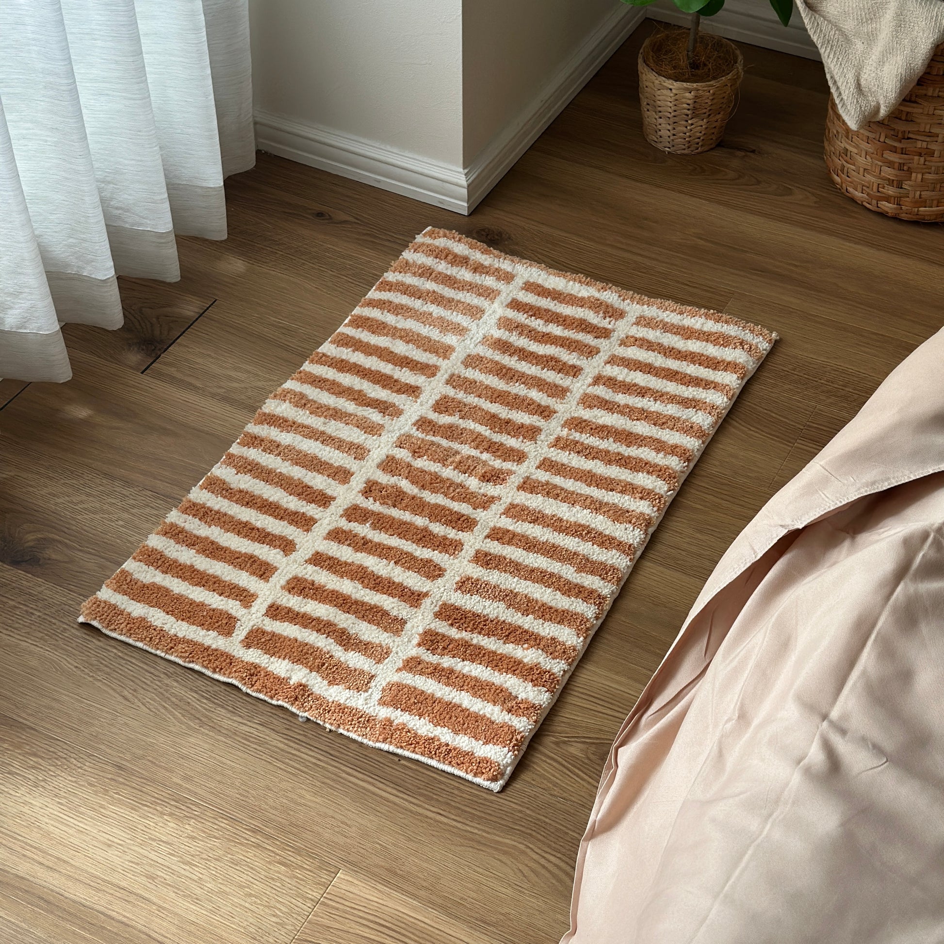 オレンジとホワイトのタイルライン柄のミニラグ