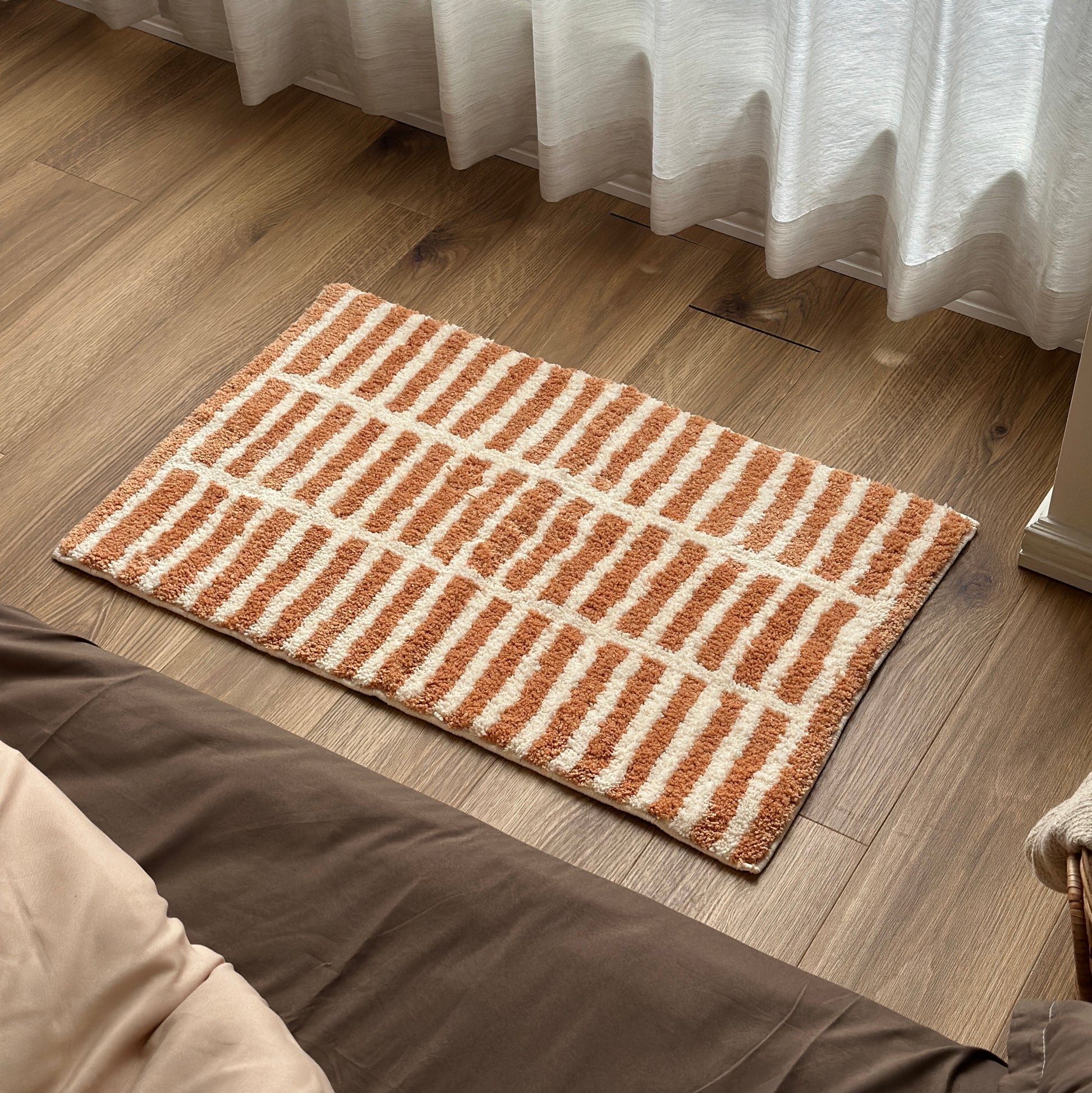 オレンジとホワイトのタイルライン柄のミニラグ