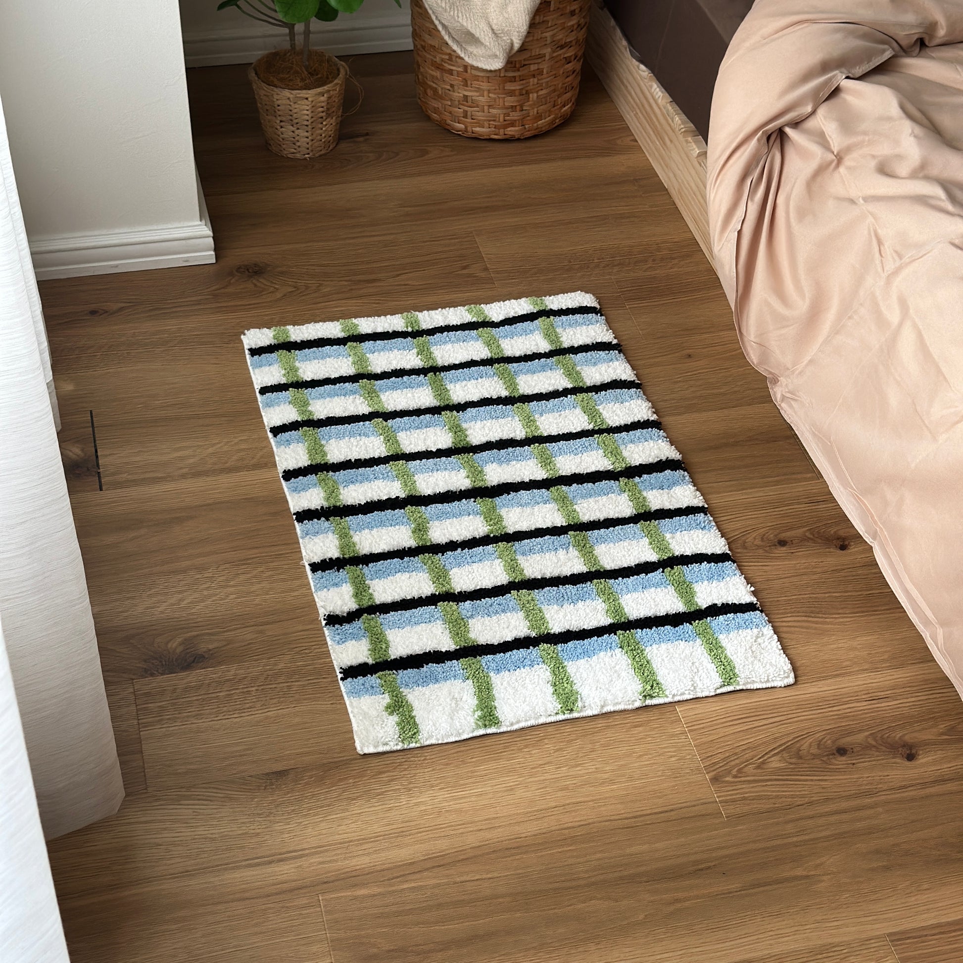 ブラックとグリーンとブルーの3色が入ったチェック柄のミニラグ