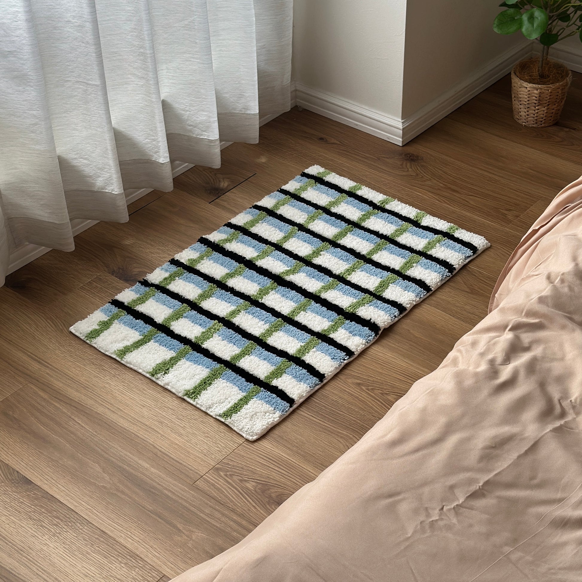 ブラックとグリーンとブルーの3色が入ったチェック柄のミニラグ