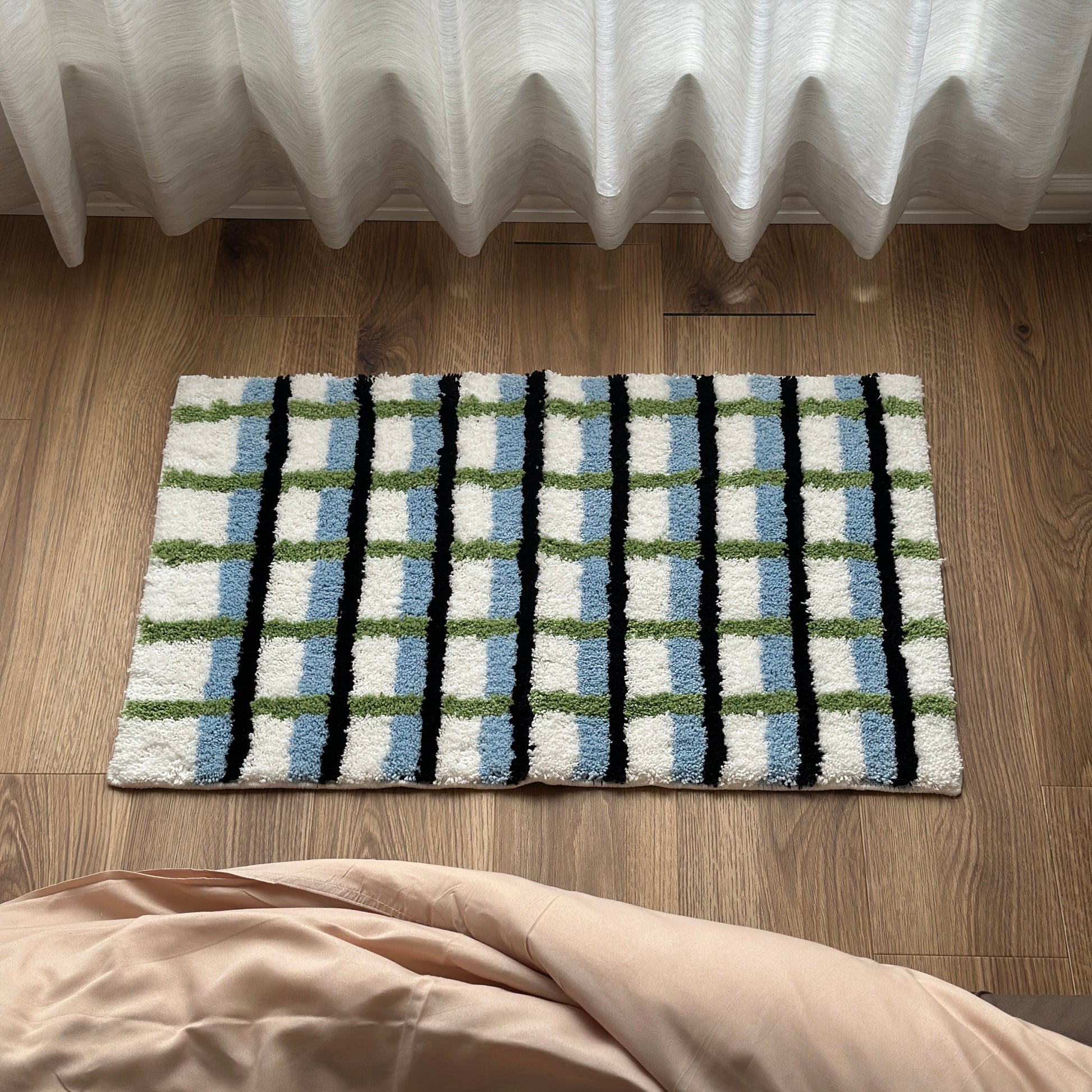 ブラックとグリーンとブルーの3色が入ったチェック柄のミニラグ