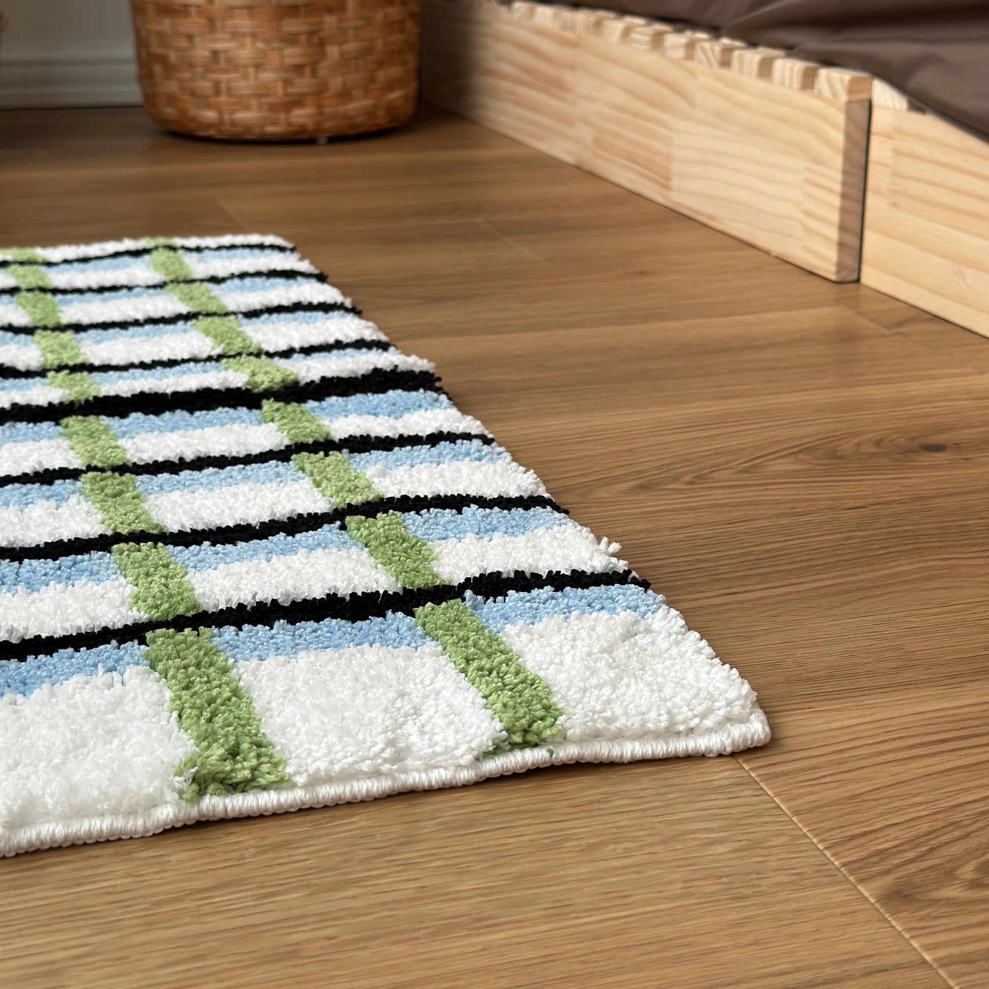 ブラックとグリーンとブルーの3色が入ったチェック柄のミニラグ