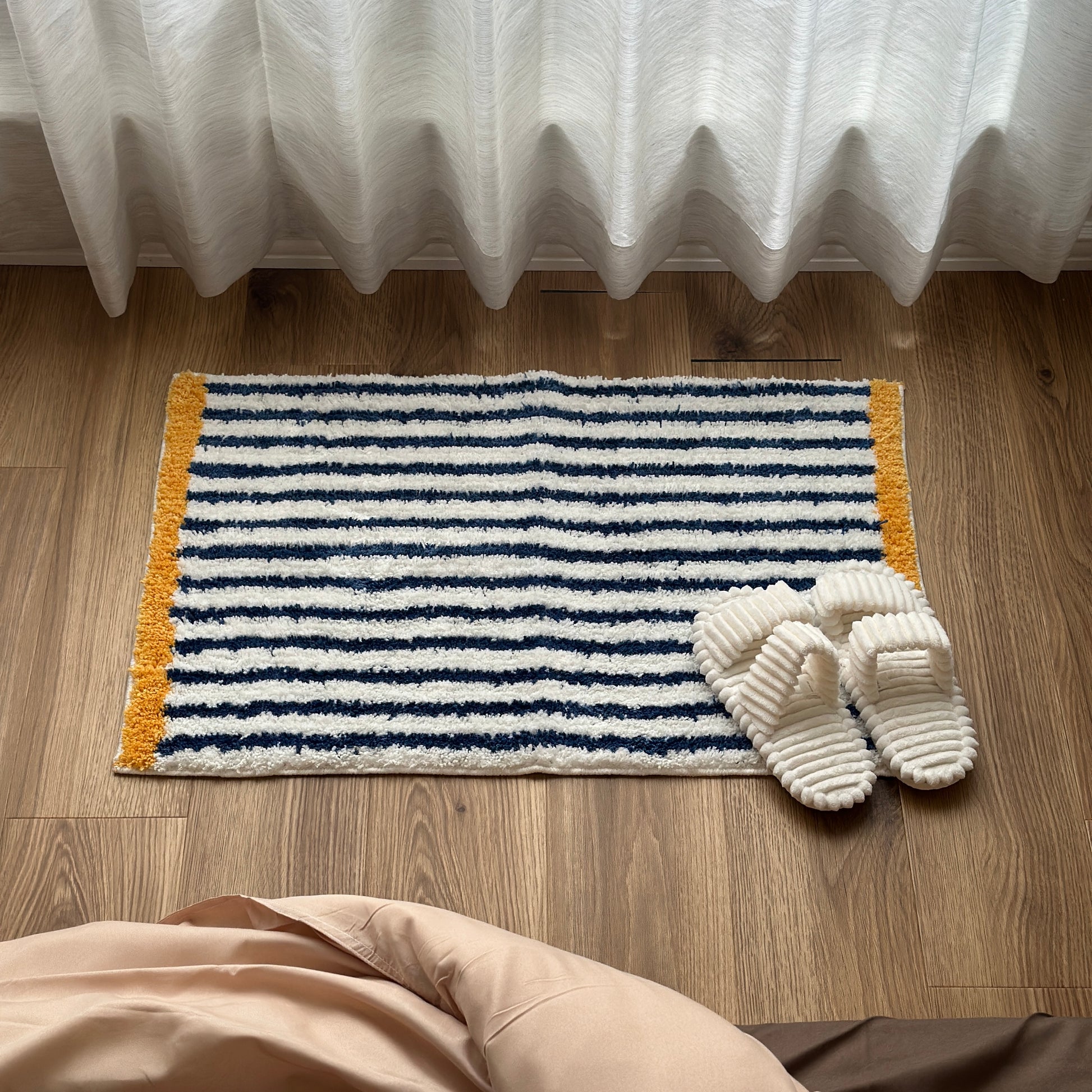 ブルーのボーダーとイエローの縁取りのミニラグ