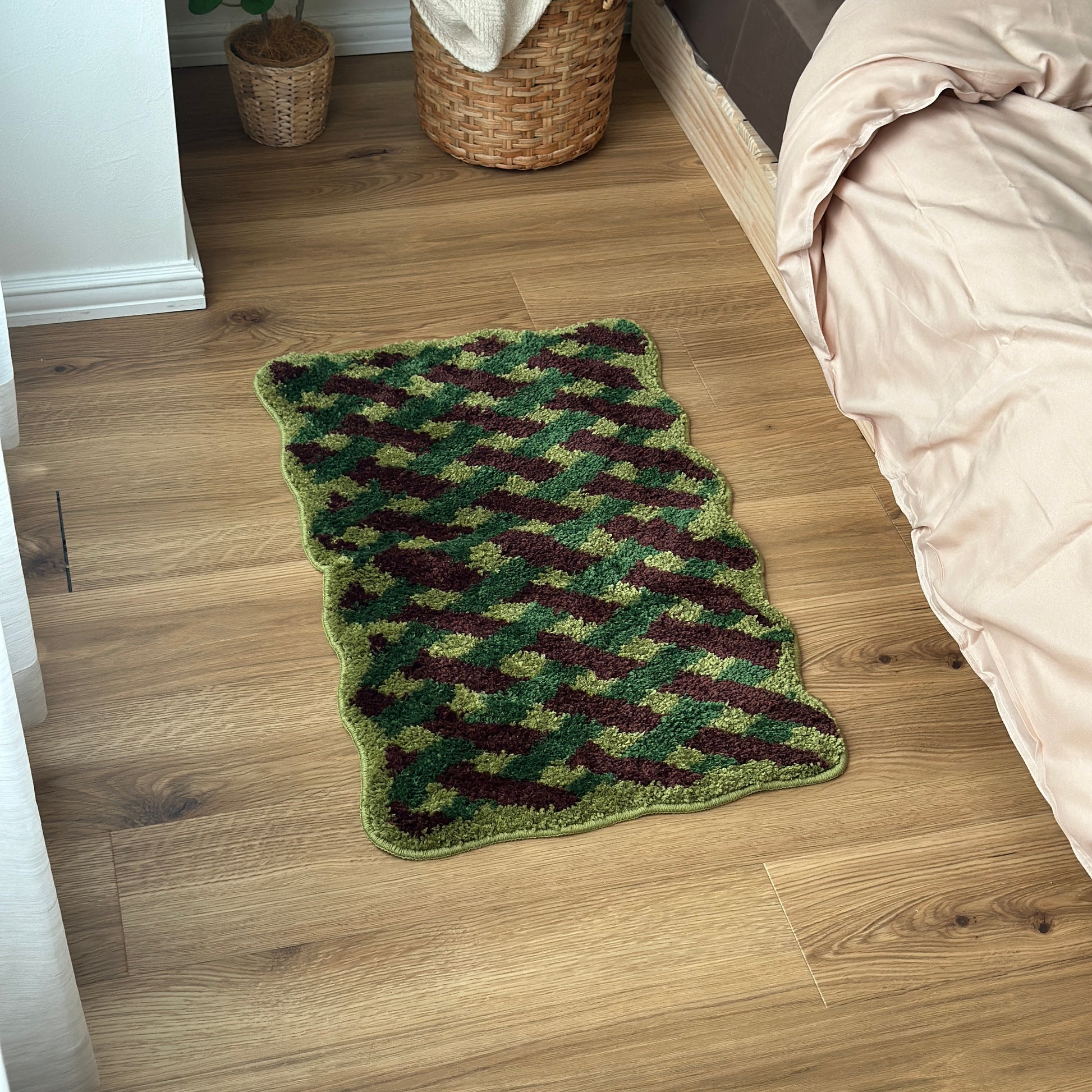 グリーンのウェーブクロス柄のミニラグをベッド横に敷いている様子